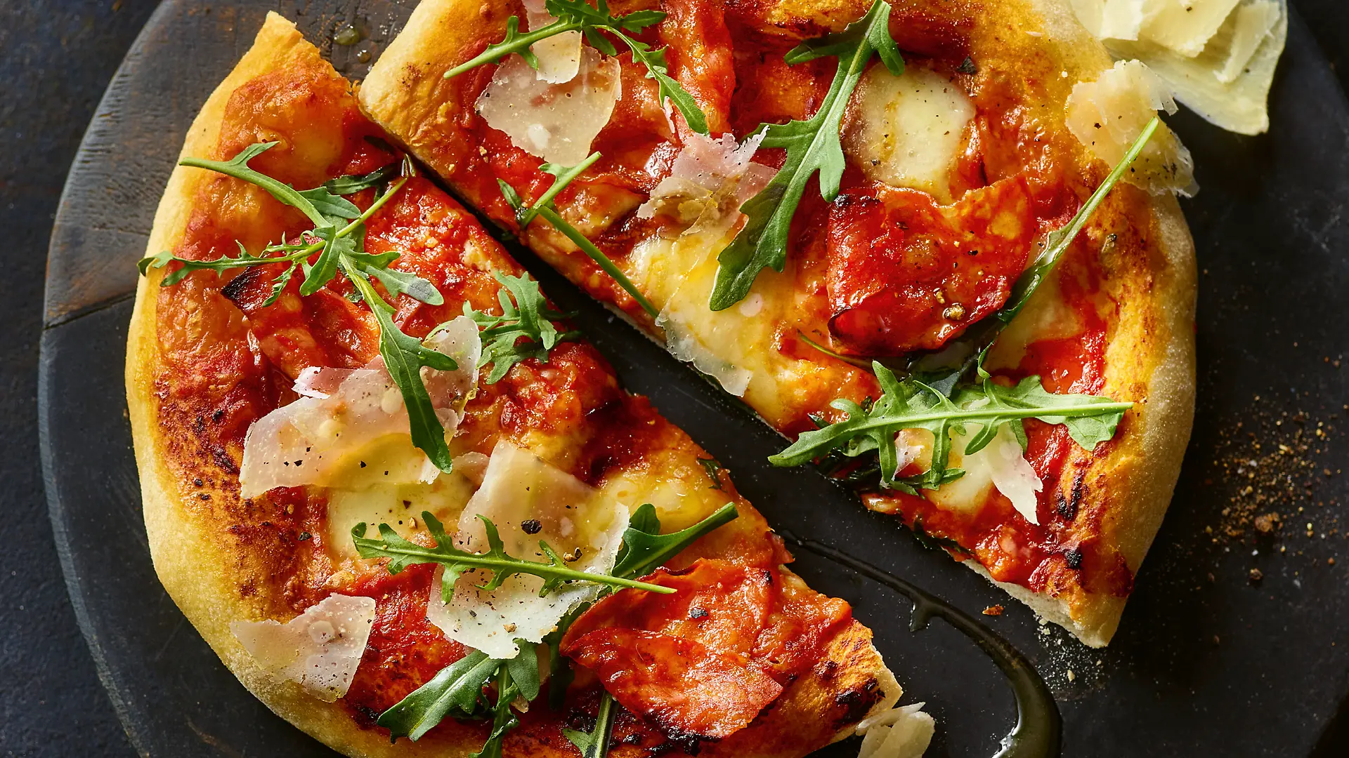 Christian Henzes Lieblingspizza mit scharfer Salami und Rucola