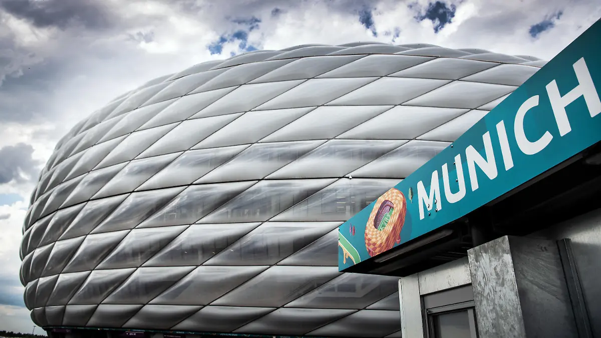 22.06.2021, Bayern, München: Über die Allianz Arena ziehen Wolken. Das Münchner Stadion darf beim EM-Spiel der deutschen Mannschaft gegen Ungarn am Mittwoch nicht in Regenbogen-Farben beleuchtet werden. Die Europäische Fußball-Union UEFA lehnte am Dienstag einen entsprechenden Antrag des Münchner Stadtrats ab. Foto: Federico Gambarini/dpa +++ dpa-Bildfunk +++