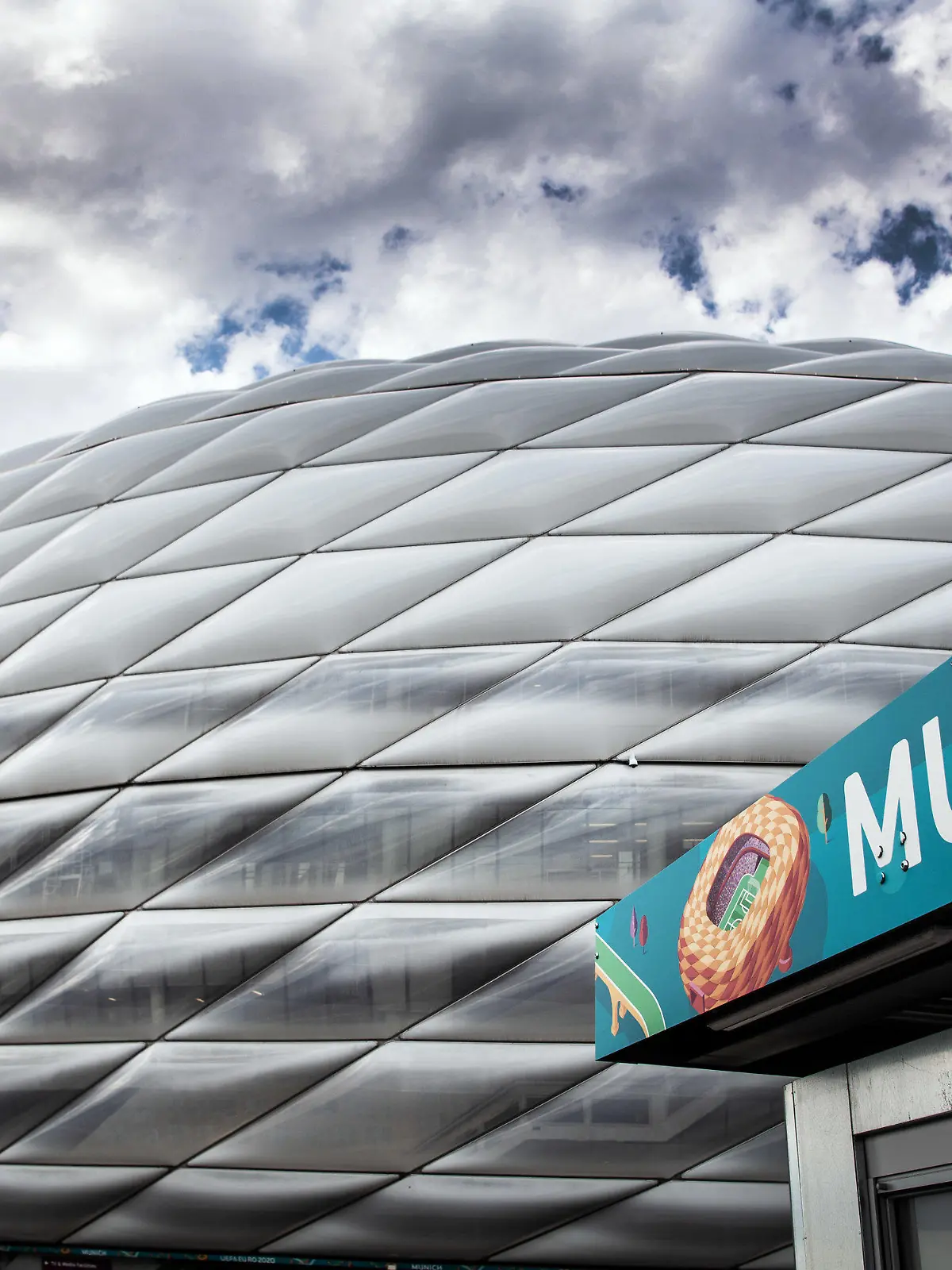 22.06.2021, Bayern, München: Über die Allianz Arena ziehen Wolken. Das Münchner Stadion darf beim EM-Spiel der deutschen Mannschaft gegen Ungarn am Mittwoch nicht in Regenbogen-Farben beleuchtet werden. Die Europäische Fußball-Union UEFA lehnte am Dienstag einen entsprechenden Antrag des Münchner Stadtrats ab. Foto: Federico Gambarini/dpa +++ dpa-Bildfunk +++