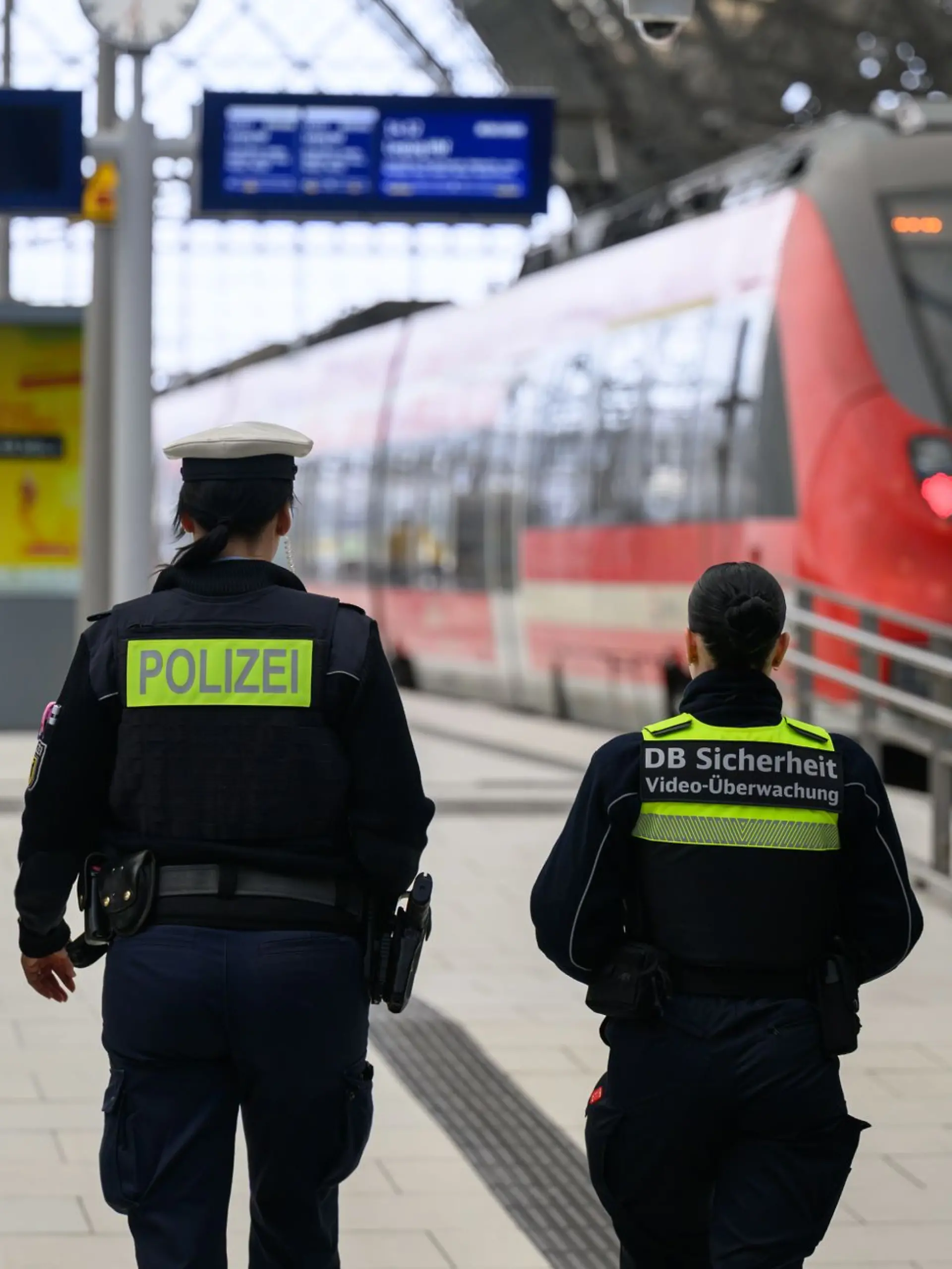 Bild zu: "DB-Sicherheitsmitarbeiter stürzt bei Rangelei mit Fahrgast aus fahrendem Zug – Lebensgefahr!"