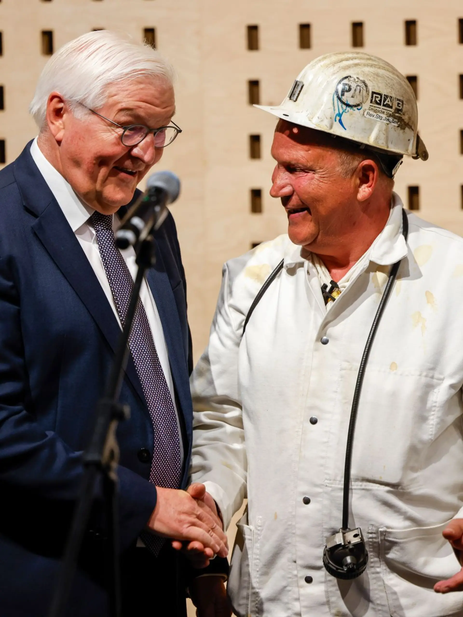 Bild zu: "Steinmeier übergibt Steinkohle ans Haus der Geschichte"