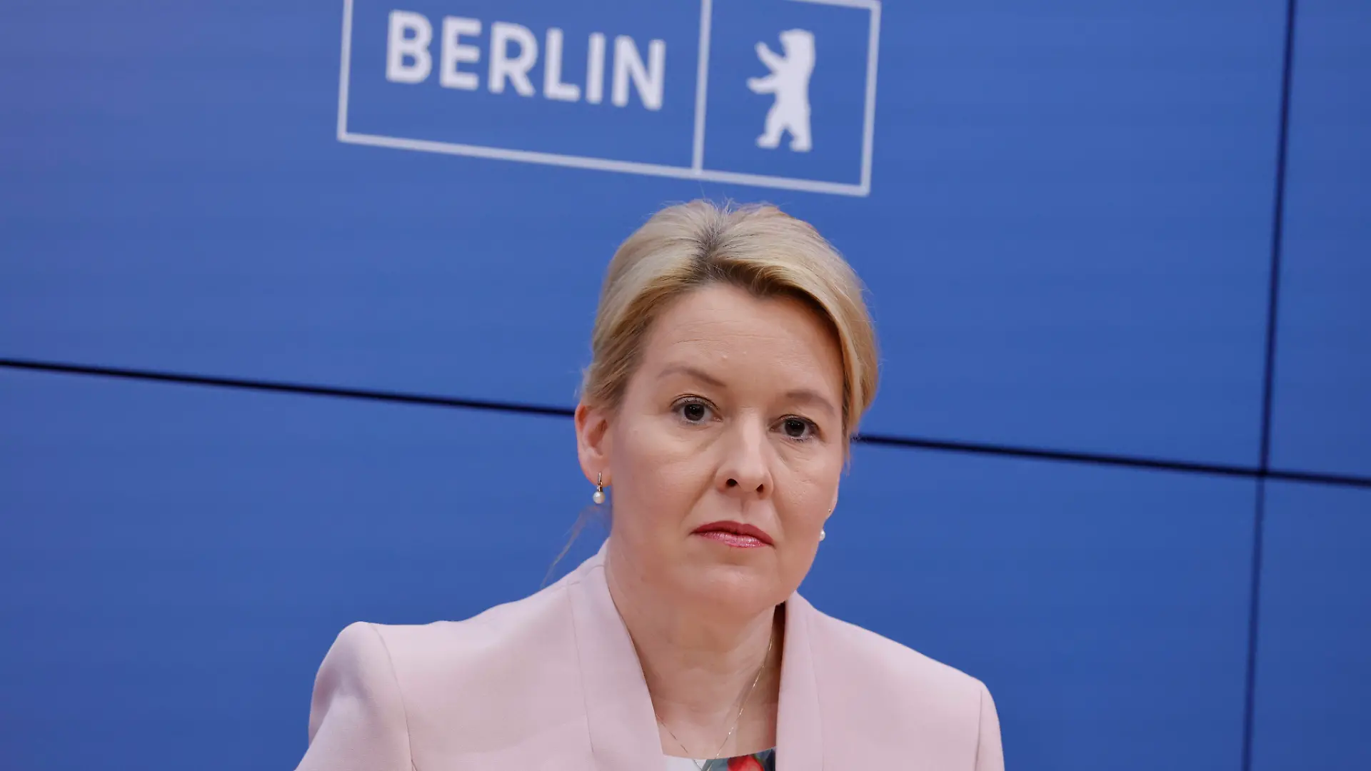 Franziska Giffey unterstützt bei der Suche nach einem Schulfreund ihres Sohnes