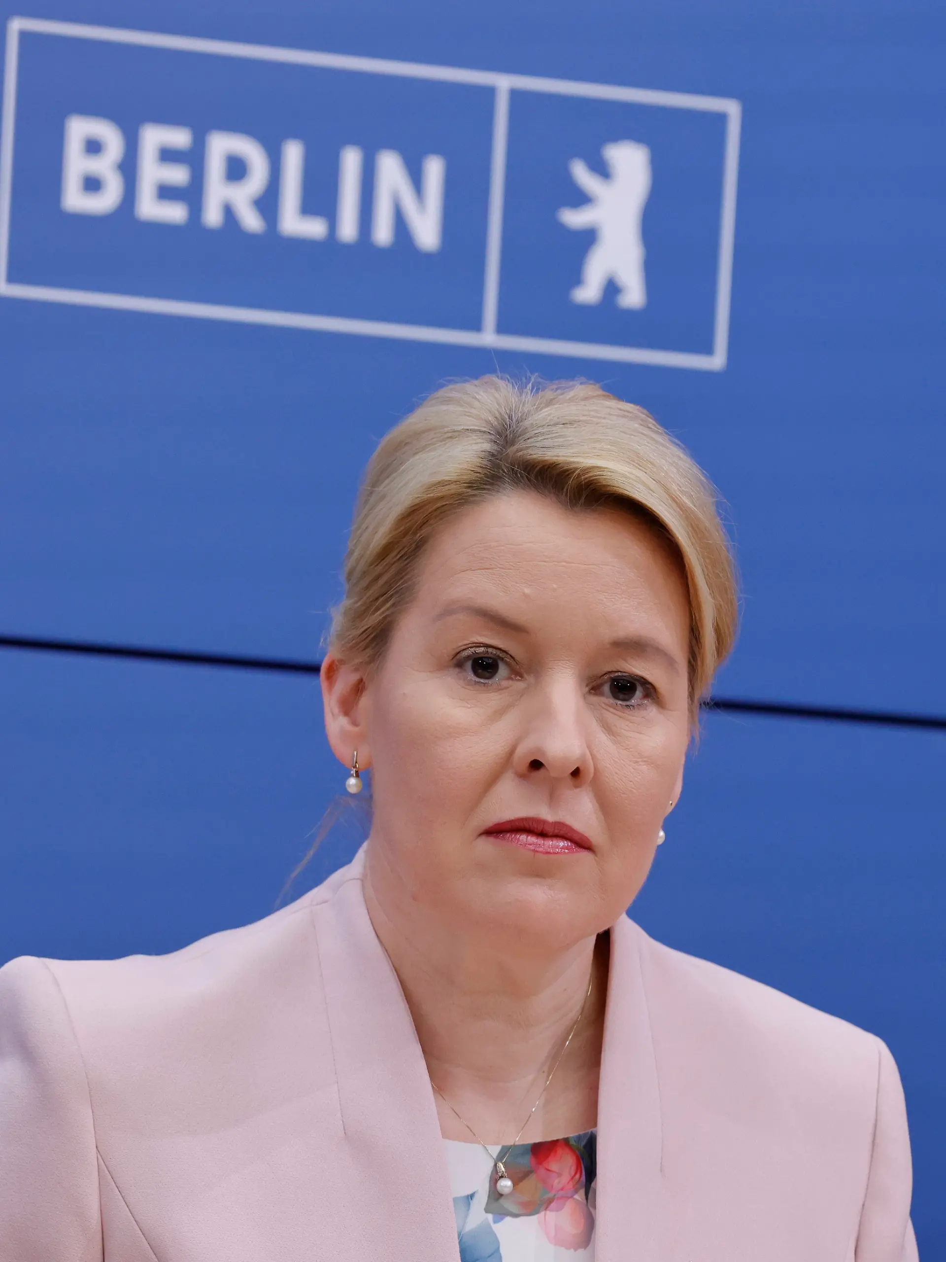 Franziska Giffey unterstützt bei der Suche nach einem Schulfreund ihres Sohnes