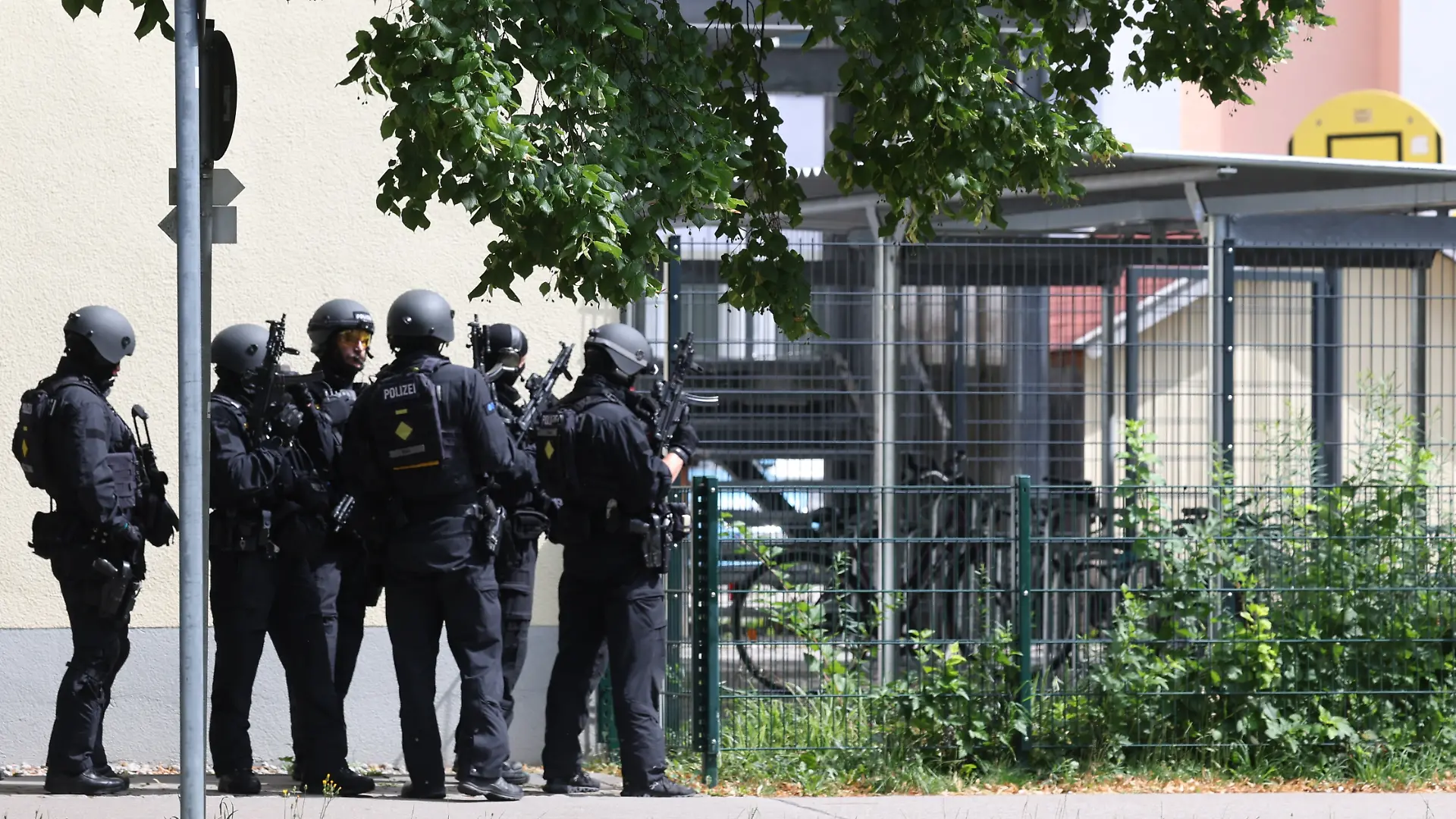 Schwerbewaffnete Polizisten stehen am Welfen-Gymnasium. Nach einem Vorfall mit mehreren Verletzten und einer Festnahme an dem Gymnasium in Oberbayern deutet laut einem Polizeisprecher vieles auf eine Amoklage hin.