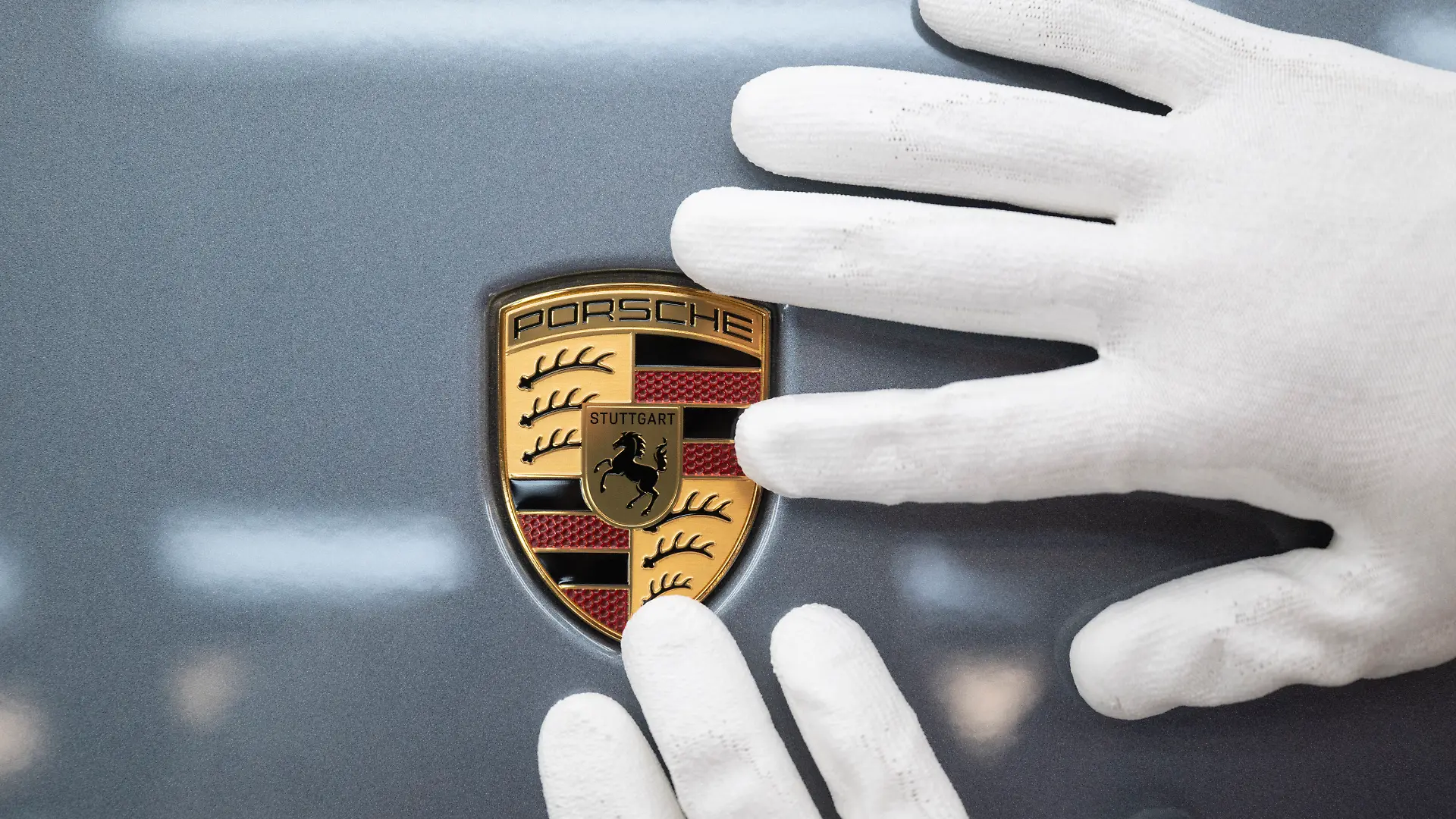 Ein Mitarbeiter der Porsche AG näht in der Sattlerei im Stammwerk in Zuffenhausen ein Werkstück.