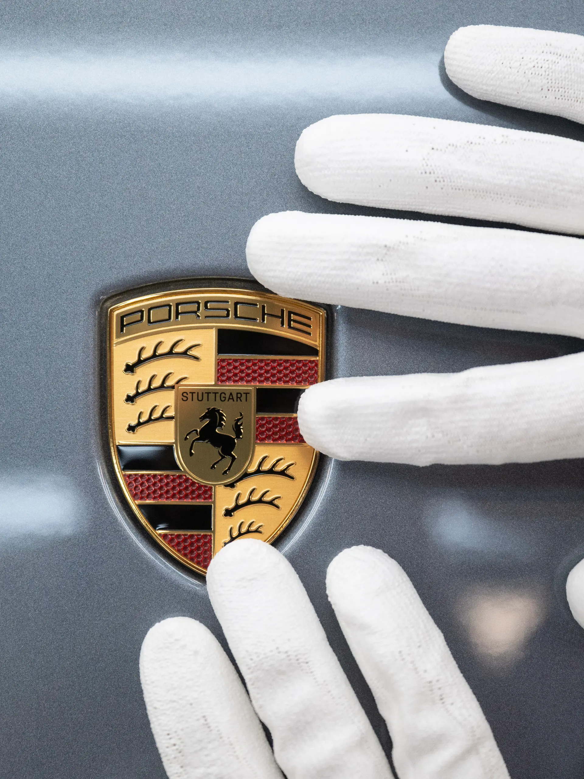 Ein Mitarbeiter der Porsche AG näht in der Sattlerei im Stammwerk in Zuffenhausen ein Werkstück.