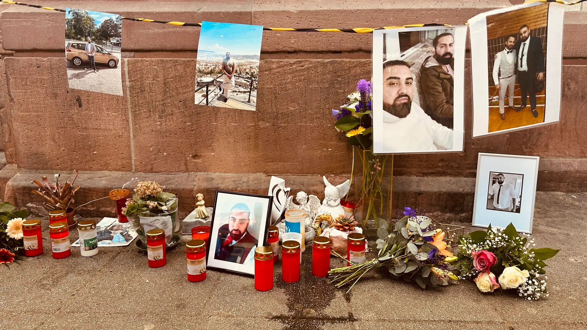 Nach dem Urteilsspruch treffen sich Angehörige und Freunde am Mannheimer Hauptbahnhof, um Serkan zu gedenken.