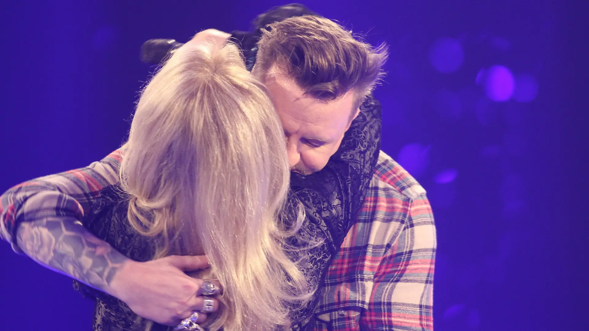 Ben Zucker und Bonnie Tyler umarmen sich 2019