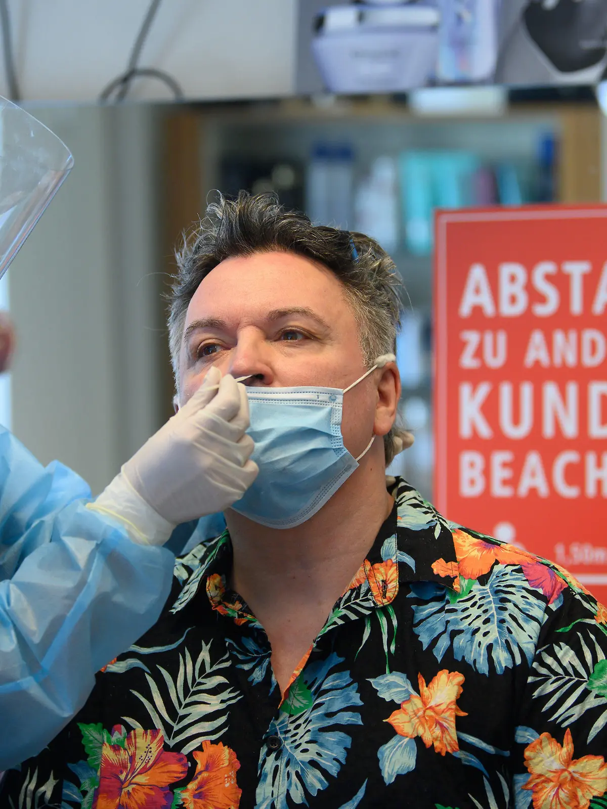 28.04.2021, Sachsen, Dresden: Eine Mitarbeiterin im Friseurstudio macht bei Friseurmeister Holger Knievel einen Antigen-Schnelltest auf das Coronavirus. Im Unternehmen werden alle Mitarbeiter zwei mal in der Woche getestet. Foto: Robert Michael/dpa-Zentralbild/dpa +++ dpa-Bildfunk +++