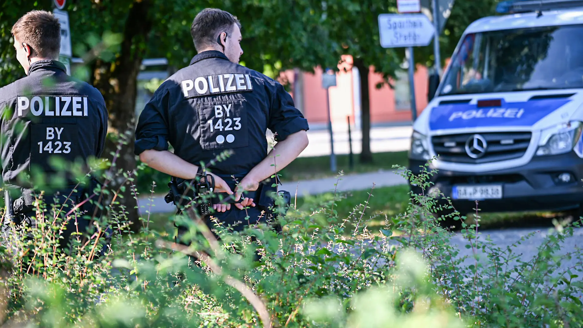 Kräfte der bayerischen Polizei stehen am Welfen-Gymnasium. Am Vortag gab es einen Vorfall mit mehreren Verletzten und einer Festnahme an dem Gymnasium in Oberbayern +++ dpa-Bildfunk +++