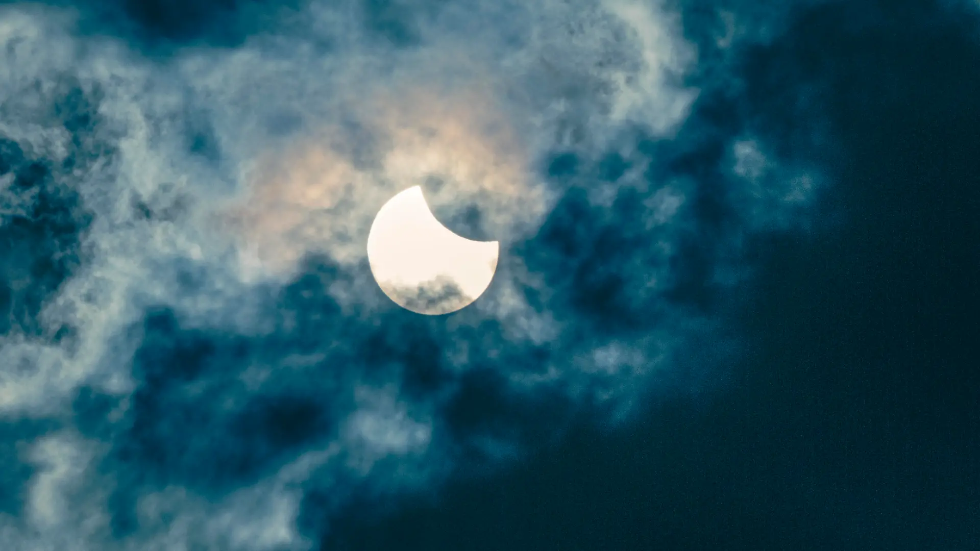 Sonnenfinsternis: Der Mond schiebt sich zwischen Sonne und Erde so dass die Sonne teilweise verdeckt ist.