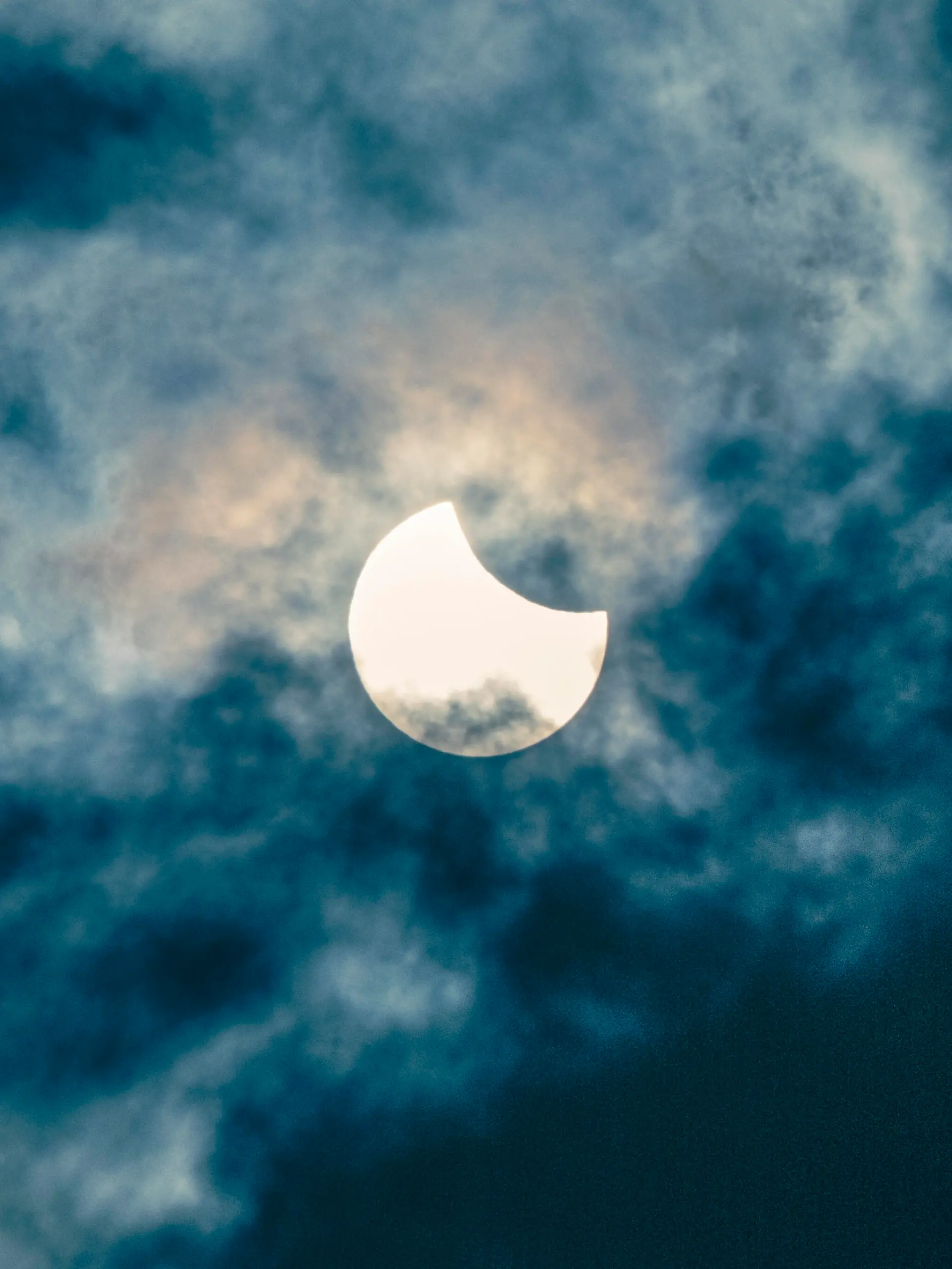 Sonnenfinsternis: Der Mond schiebt sich zwischen Sonne und Erde so dass die Sonne teilweise verdeckt ist.