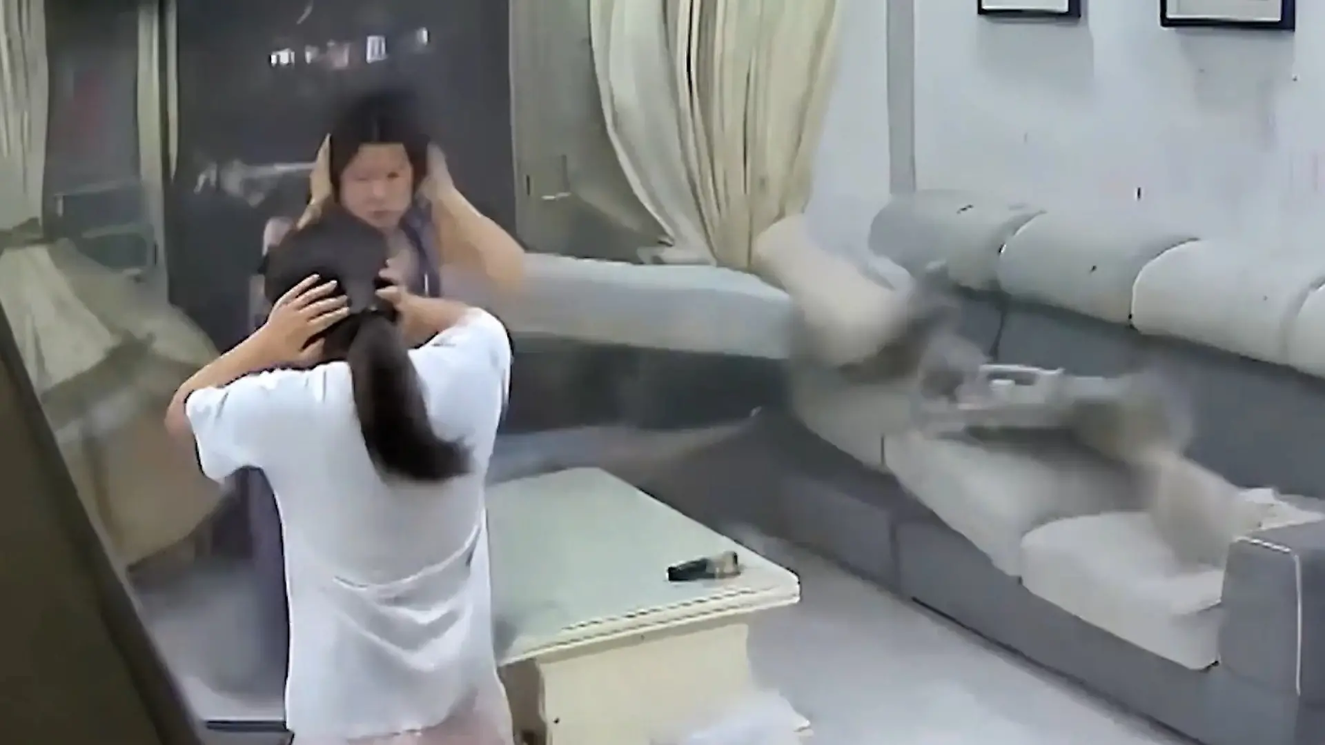 Seltener Tornado fegt durchs Wohnzimmer! Mutter und Tochter bleibt nur die Flucht Extremwetter in China