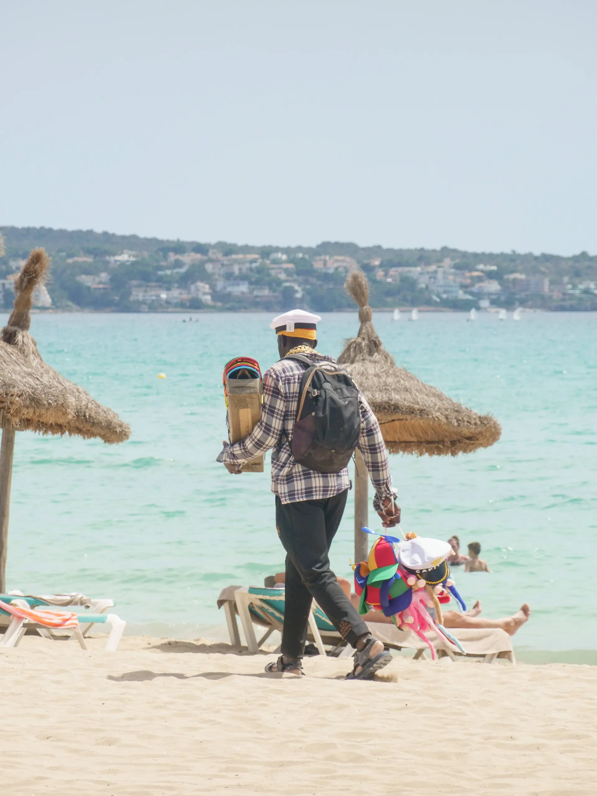 Bild zu: "Günstiger Deal beim Strandverkäufer? Kostet HIER jetzt bis zu 500 Euro Strafe"