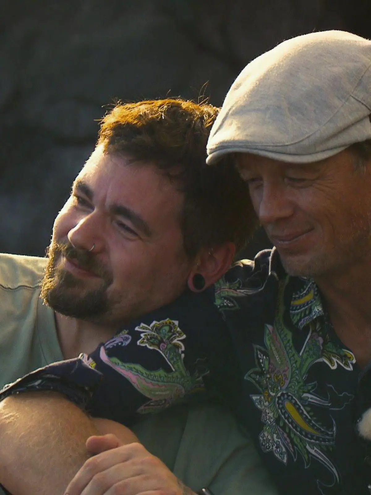 Wie schön! Basti und Gärtner Heiko schmusen bei "Bauer sucht Frau International".