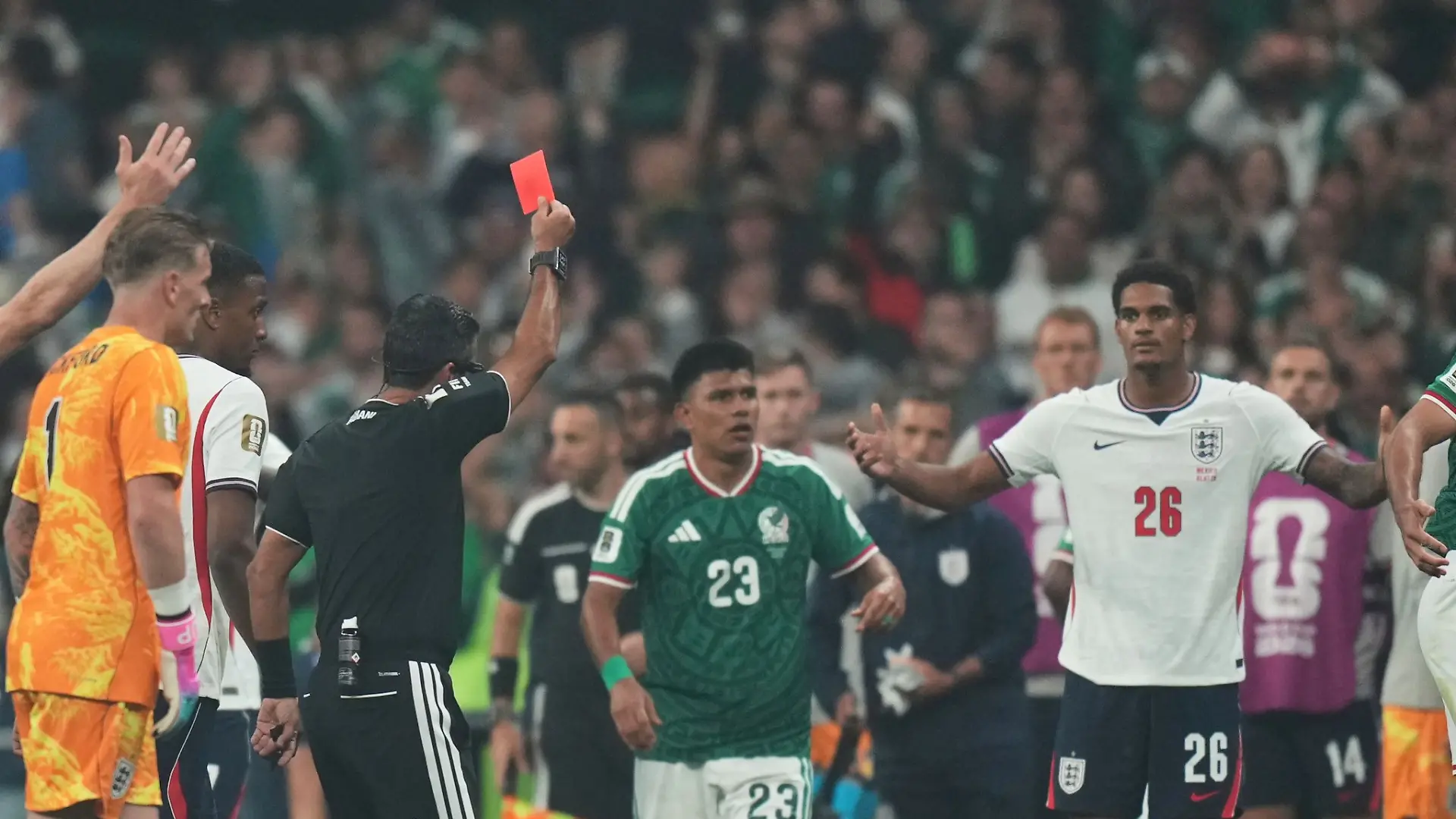 Muss zwei Spiele aussetzen: Englands Jarell Quansah (r).