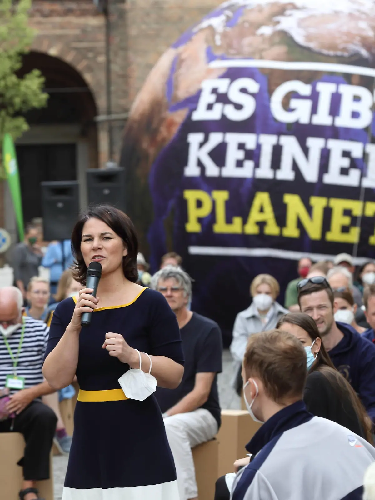 News Themen der Woche KW25 News Bilder des Tages Kanzlerkandidatin Annalena Baerbock Bündnis 90/Die Grünen spricht mit Bürgerinnen und Bürgern zum Start des Wahlkampfes zur Bundestagswahl auf der Brandenburger Straße in Potsdam, 23. Juni 2021. Die Wahl findet am 26. September statt. Bundestagswahl 2021: Annalena Baerbock startet Wahlkampf *** Chancellor candidate Annalena Baerbock Bündnis 90 Die Grünen talks to citizens at the start of the campaign for the Bundestag election on Brandenburger Straße in Potsdam, 23 June 2021 The election will be held on 26 September Bundestag election 2021 Annalena Baerbock launches campaign