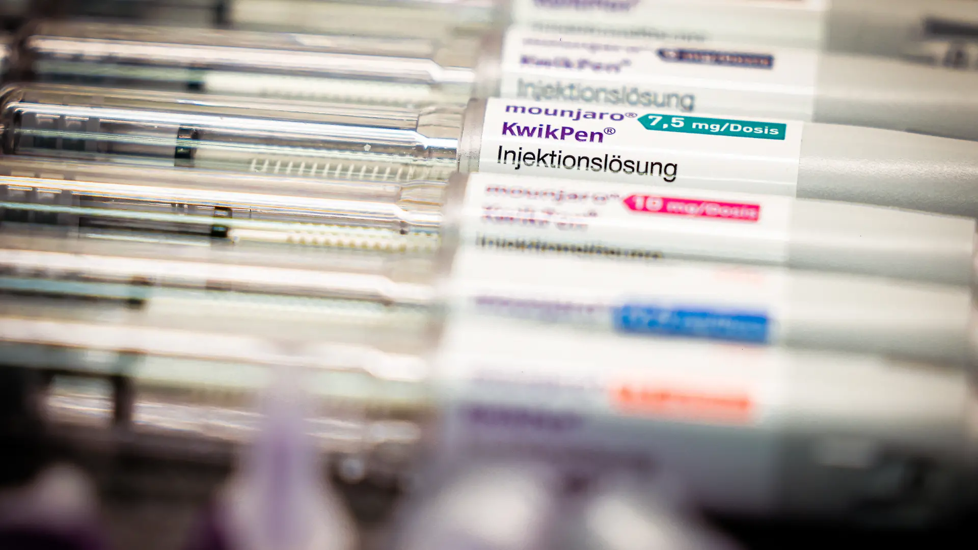 Abnehmspritzen der Firma Eli Lilly mit dem Namen Mounjaro und dem Wirkstoff Tirzepatid in verschiedenen Dosierungen liegen aufgereiht auf einem Tisch.