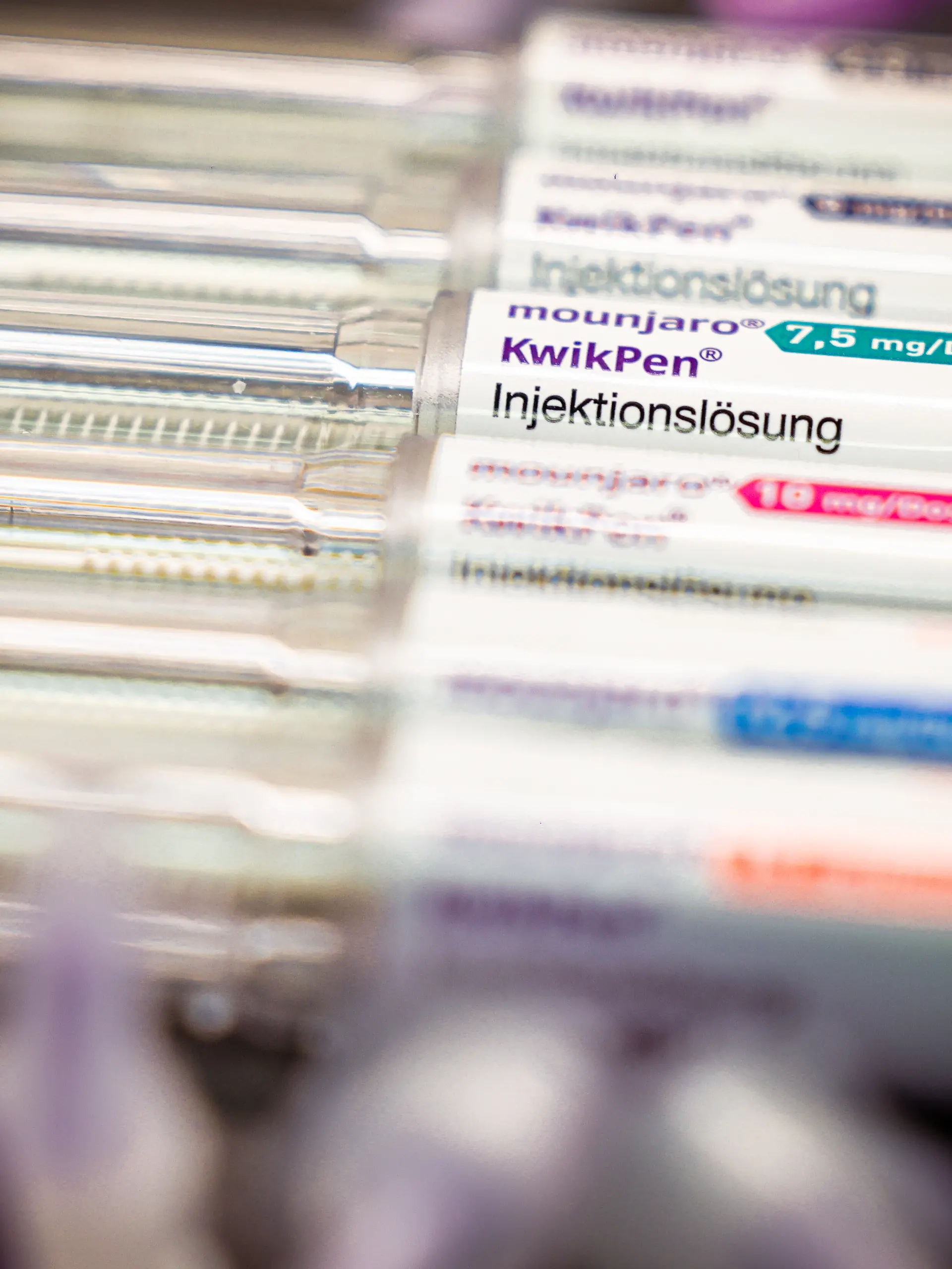 Abnehmspritzen der Firma Eli Lilly mit dem Namen Mounjaro und dem Wirkstoff Tirzepatid in verschiedenen Dosierungen liegen aufgereiht auf einem Tisch.