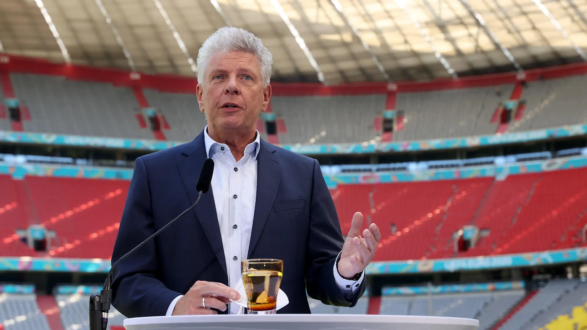 HANDOUT - 14.06.2021, Bayern, München: Dieter Reiter, Münchens Oberbürgermeister, spricht bei einer Pressekonferenz während eines offiziellen Besuchs in der Allianz Arena. Foto: Alexander Hassenstein/Getty/DFB/dpa - ACHTUNG: Nur zur redaktionellen Verwendung und nur mit vollständiger Nennung des vorstehenden Credits +++ dpa-Bildfunk +++