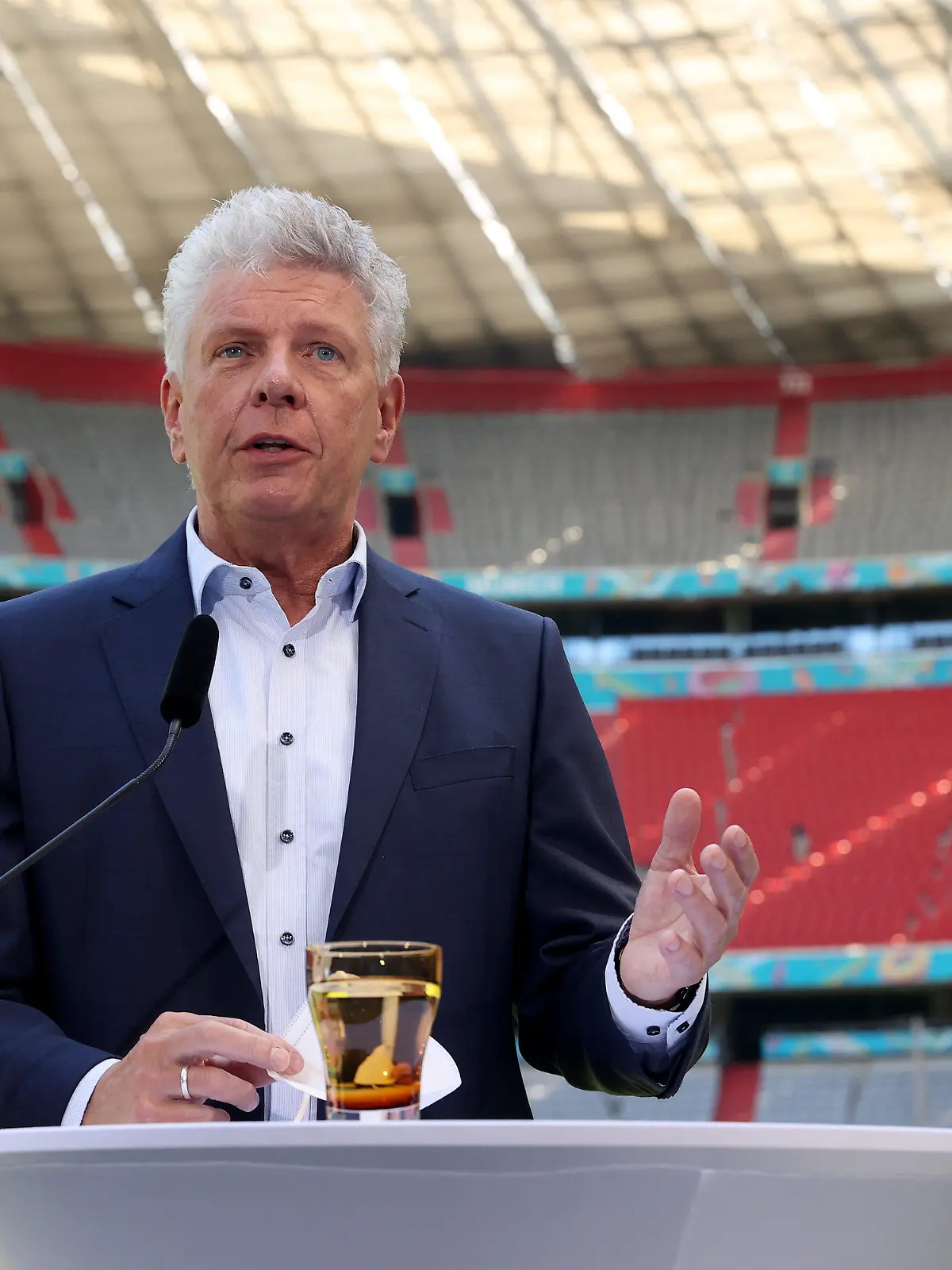 HANDOUT - 14.06.2021, Bayern, München: Dieter Reiter, Münchens Oberbürgermeister, spricht bei einer Pressekonferenz während eines offiziellen Besuchs in der Allianz Arena. Foto: Alexander Hassenstein/Getty/DFB/dpa - ACHTUNG: Nur zur redaktionellen Verwendung und nur mit vollständiger Nennung des vorstehenden Credits +++ dpa-Bildfunk +++