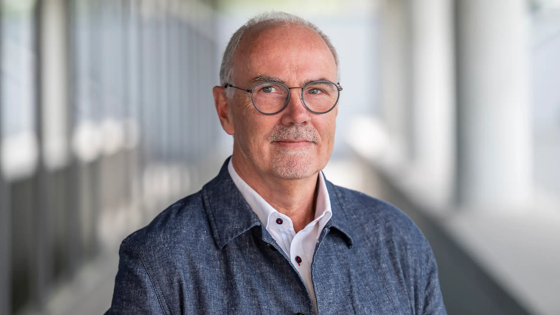 Harald Dietz studierte Rechtswissenschaften und kam 1991 als Redakteur, Reporter und Filmemacher in die Sportredaktion zum Südwestfunk (SWF) nach Baden-Baden.