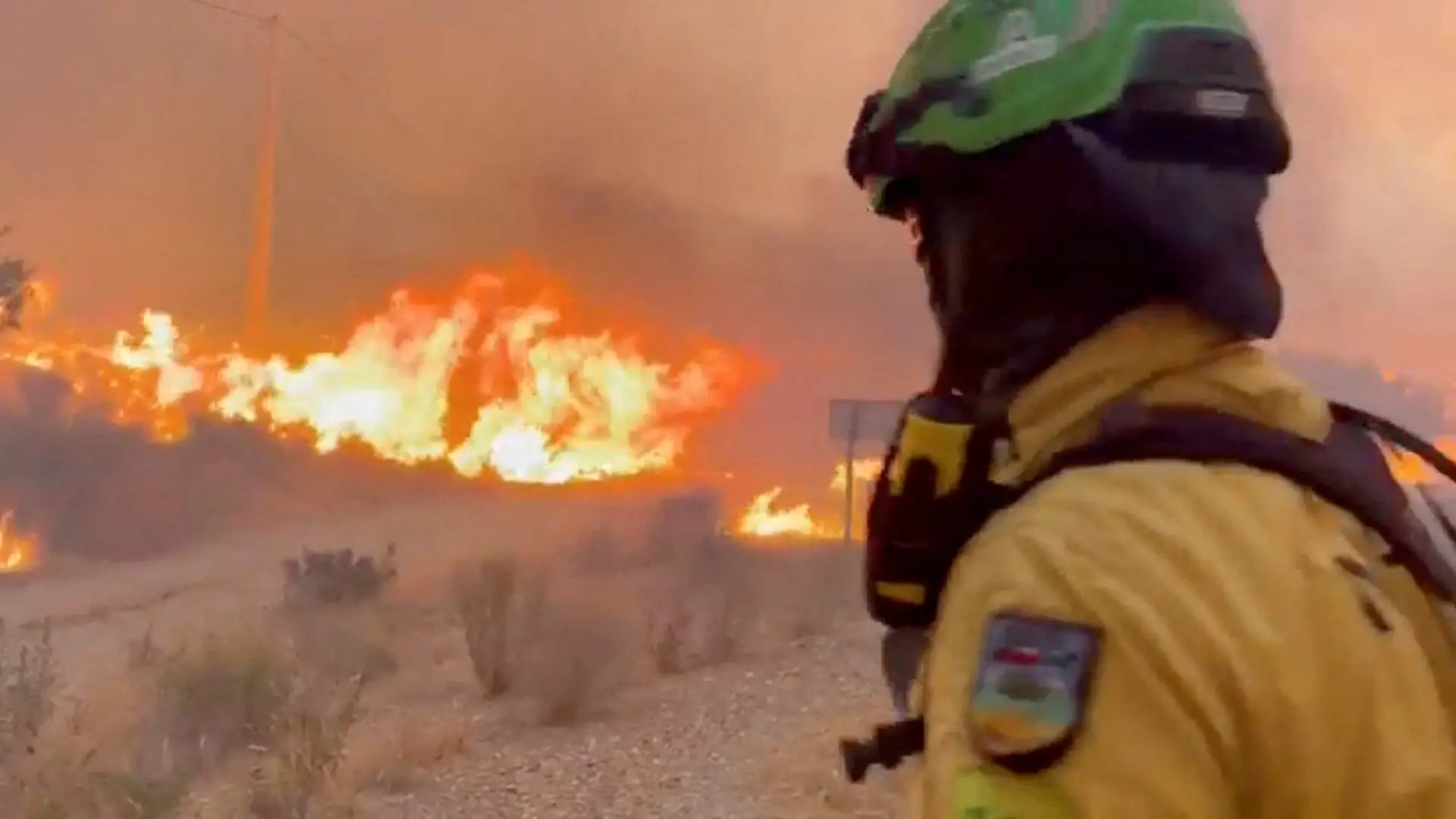 Einsatzkräfte kämpfen gegen den Waldbrand in Spanien an.