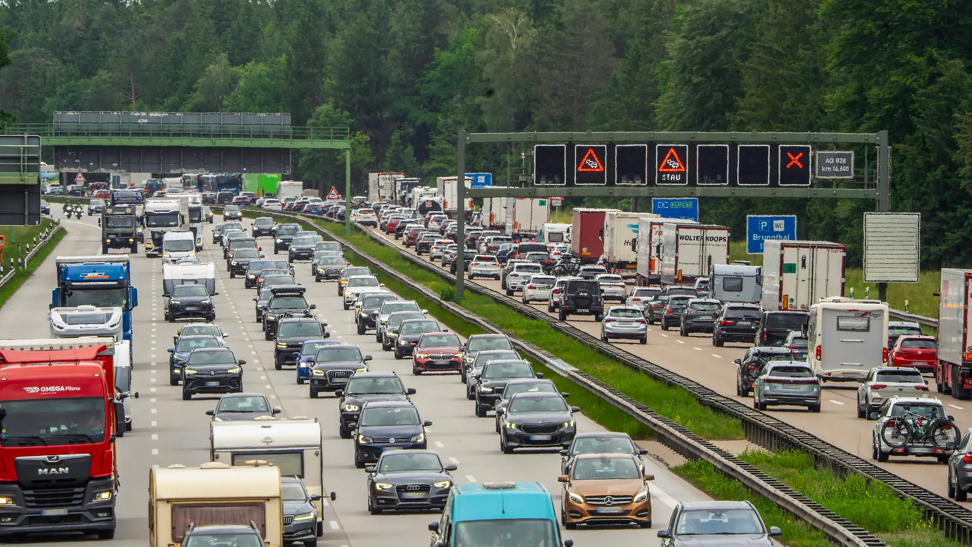 Dichter Reisverkehr mit Stau in beiden Richtungen auf der Autobahn A8, München-Salzburg