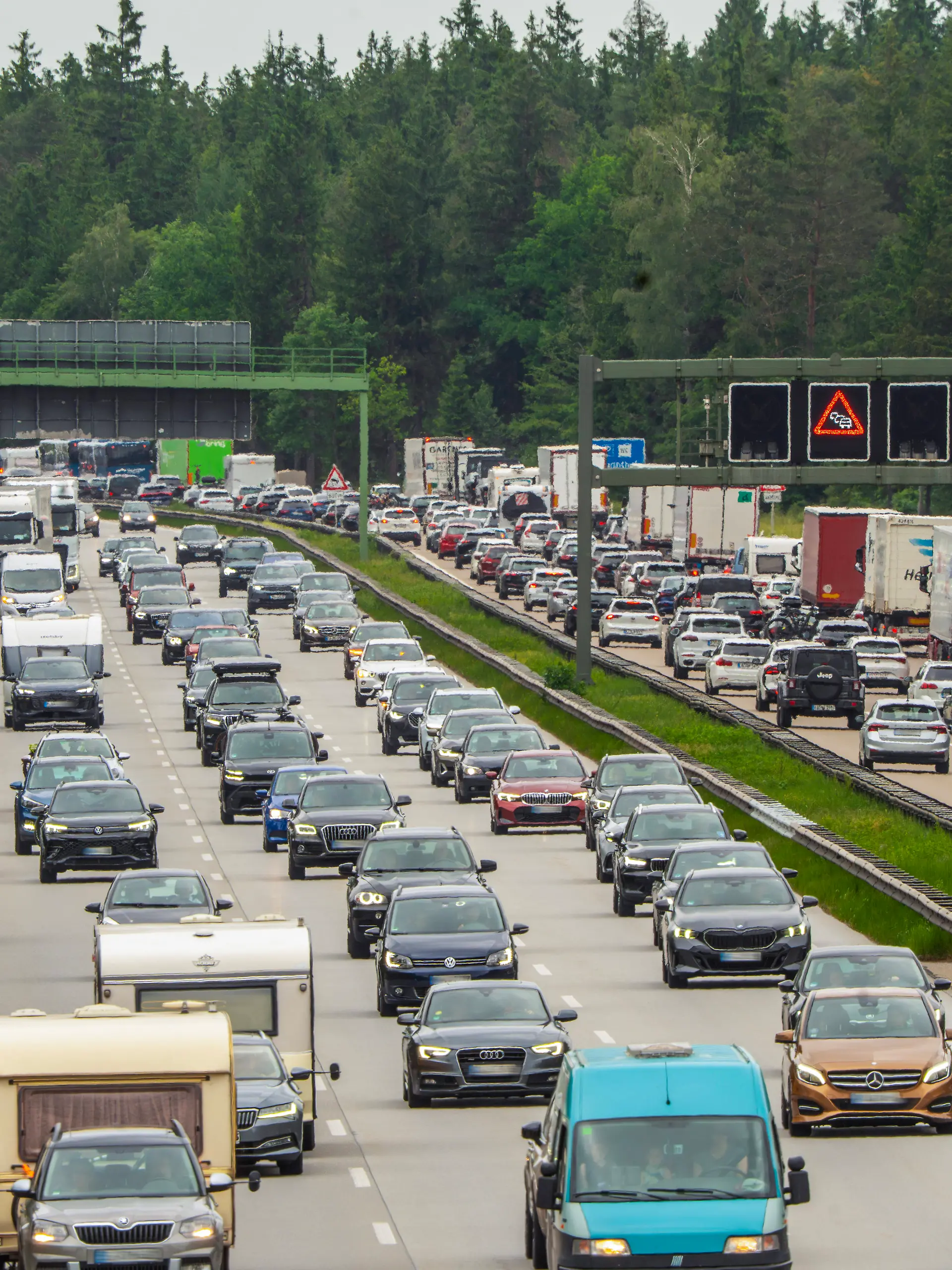 Dichter Reisverkehr mit Stau in beiden Richtungen auf der Autobahn A8, München-Salzburg