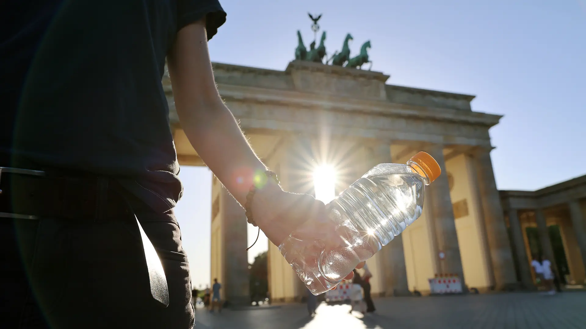 Die Abendsonne scheint durch das Brandenburger Tor.