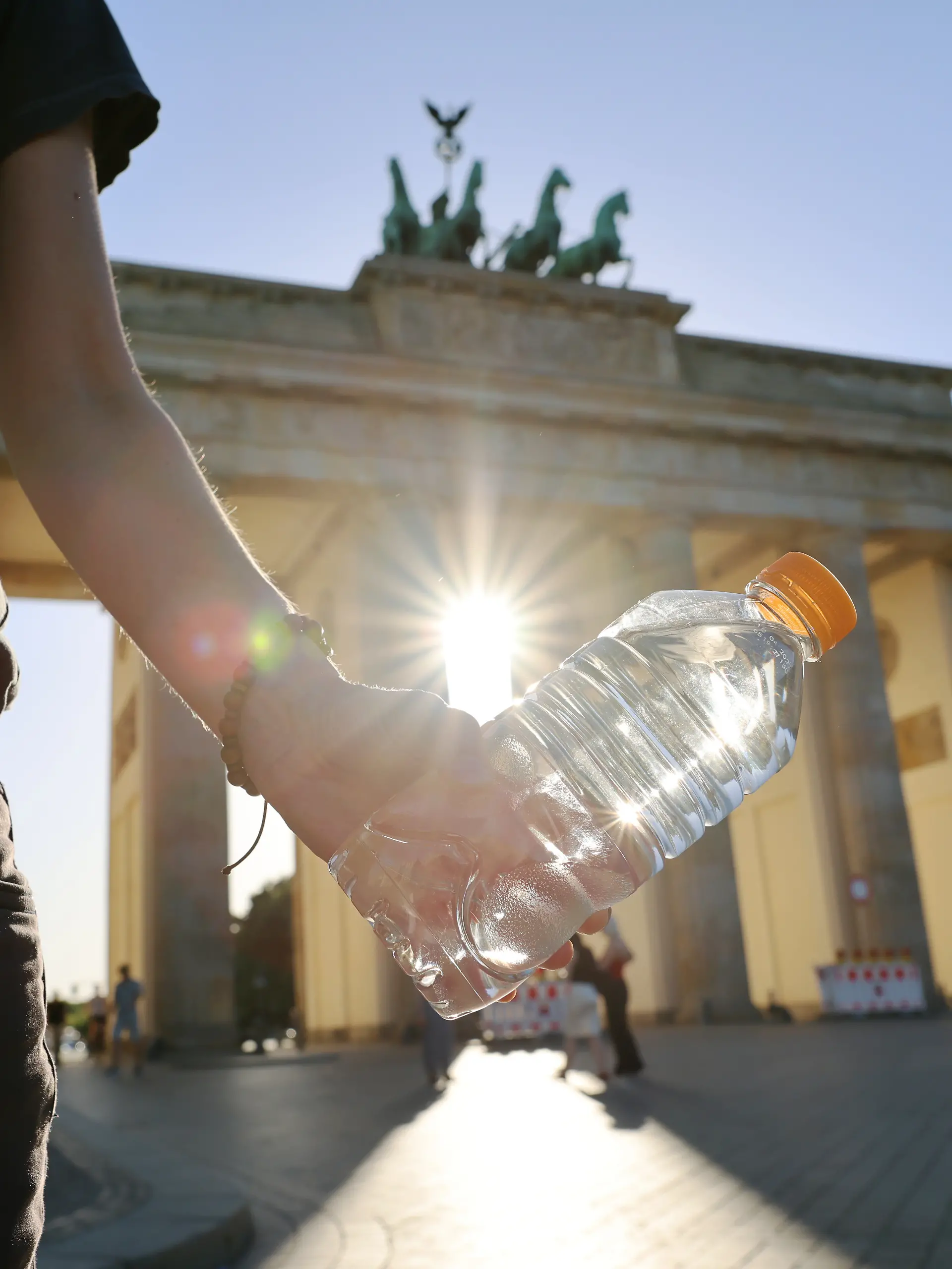 Die Abendsonne scheint durch das Brandenburger Tor. 
