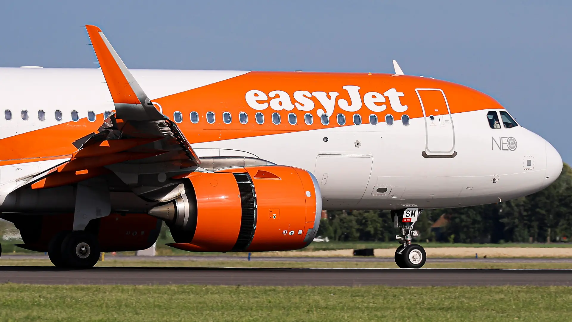 Easyjet Airbus A320neo-Flugzeug auf Rollfeld (Symbolbild)