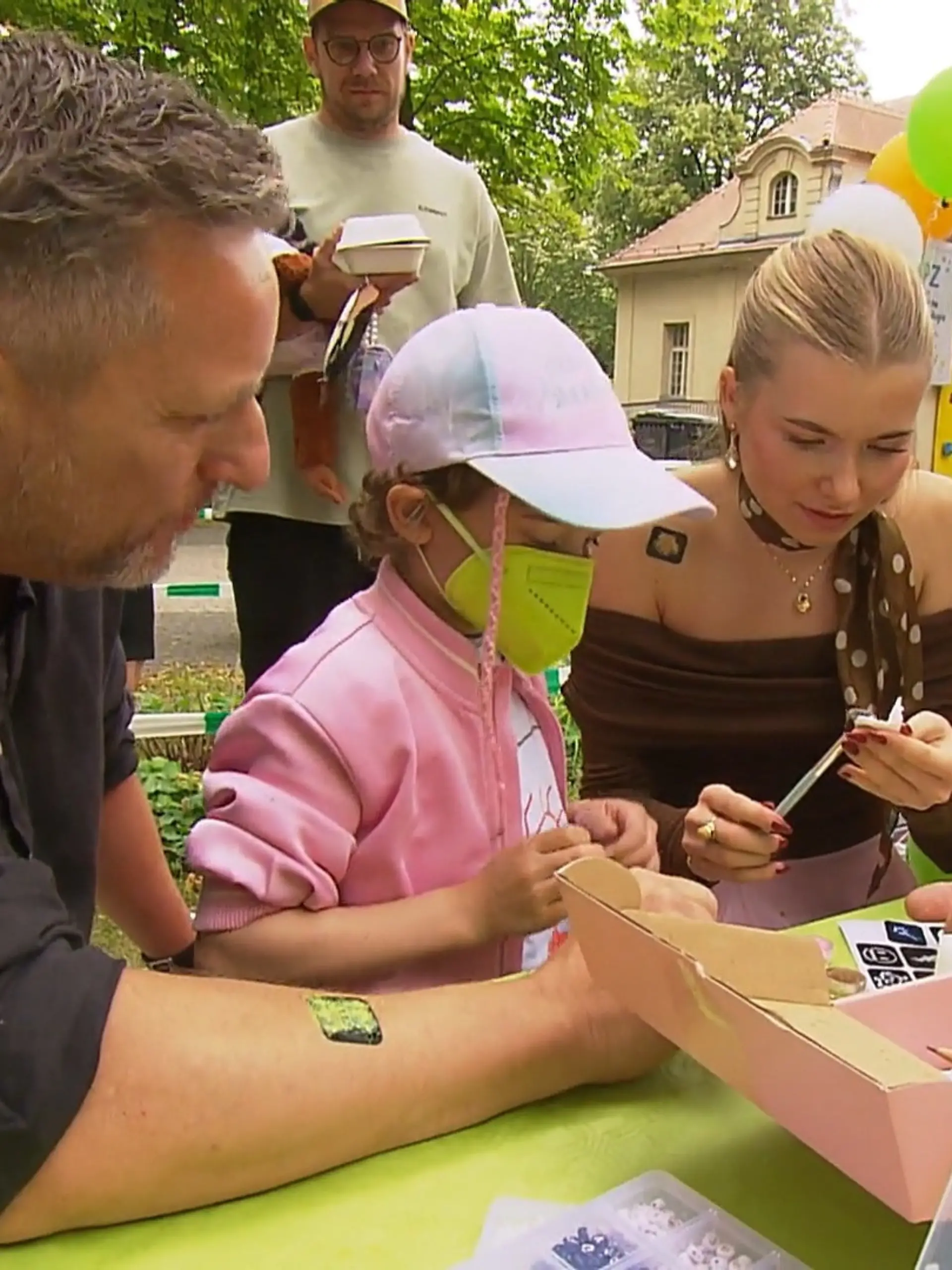 Die GZSZ-Stars mit Emilia.