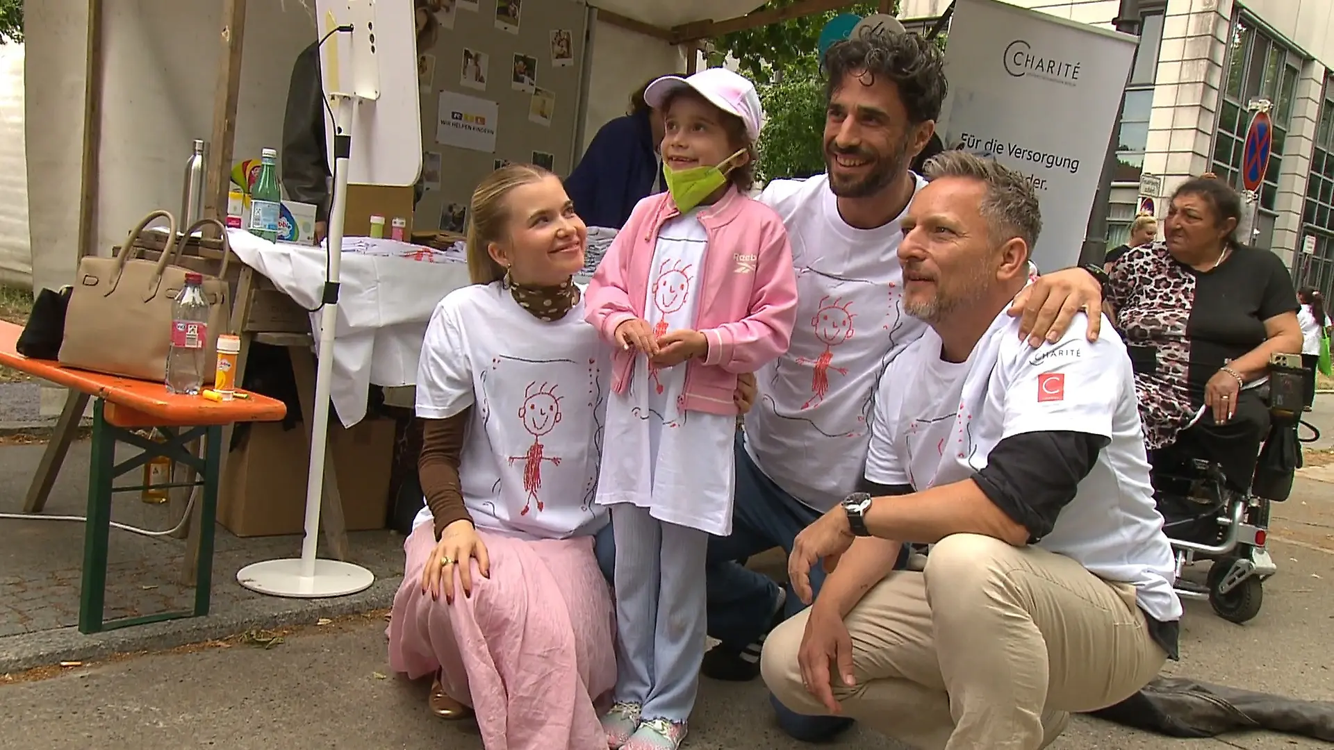 Die GZSZ-Stars gemeinsam mit der kleinen Emilia.