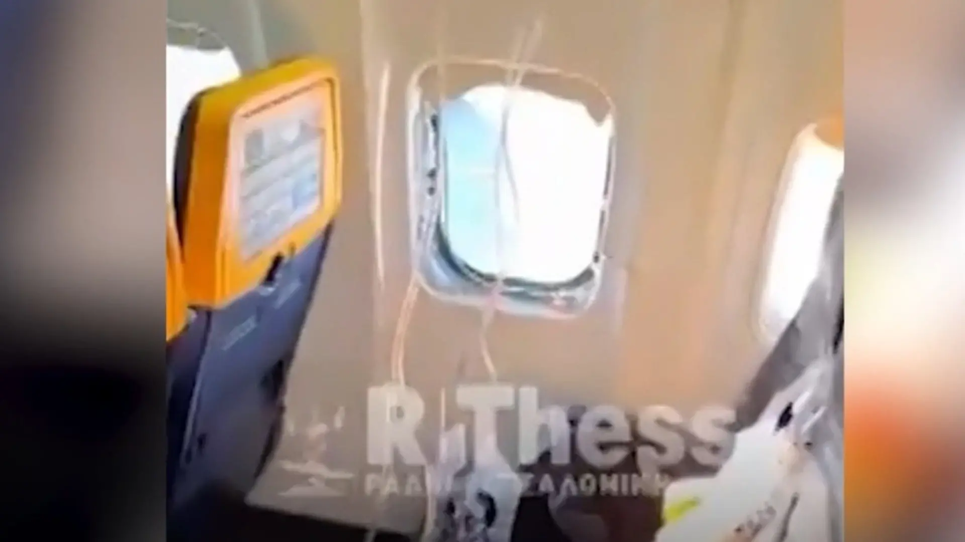 Scheibe platzt im Flieger! Passagier ragt plötzlich aus Fenster Drama auf Ryanair-Flug