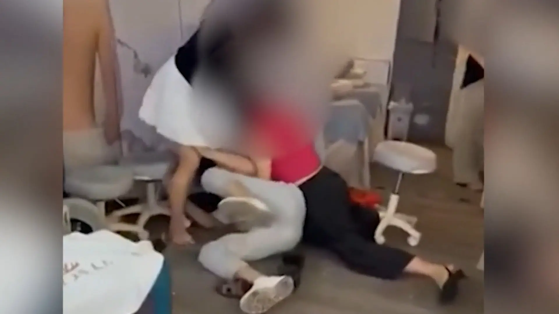 Schwanger nach Sex mit Masseur? Streit im Salon eskaliert – Kundin schlägt zu Polizei muss anrücken