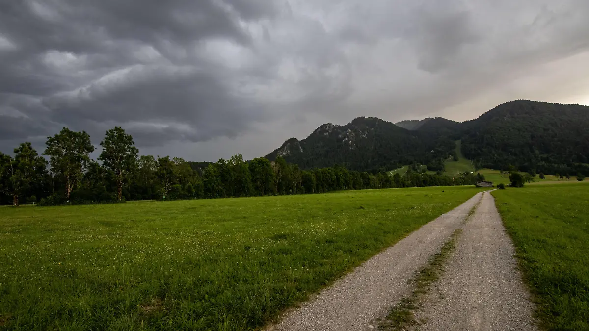 Gewitter in Bayern Dunkle Wolken eines Gewitters sind am Abend am Himmel über den Bergen bei Lenggries in den bayerischen Alpen zu sehen. In den kommenden Tagen werden teils unwetterartige Gewitter vorhergesagt., Lenggries Deutschland *** Thunderstorms in Bavaria Dark clouds of a thunderstorm are seen in the evening in the sky above the mountains near Lenggries in the Bavarian Alps In the coming days, thunderstorms, some of them thunderstorm-like, are predicted , Lenggries Germany