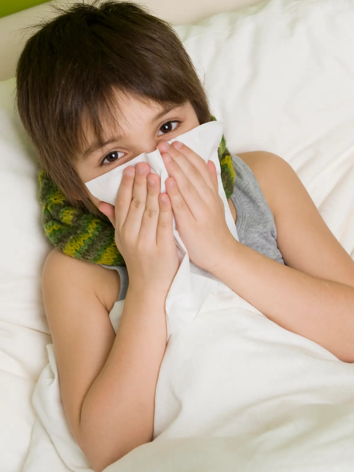 Kranker Junge schneuzt sich im Bett - sick boy in bed blows his nose Keine Weitergabe an Drittverwerter.