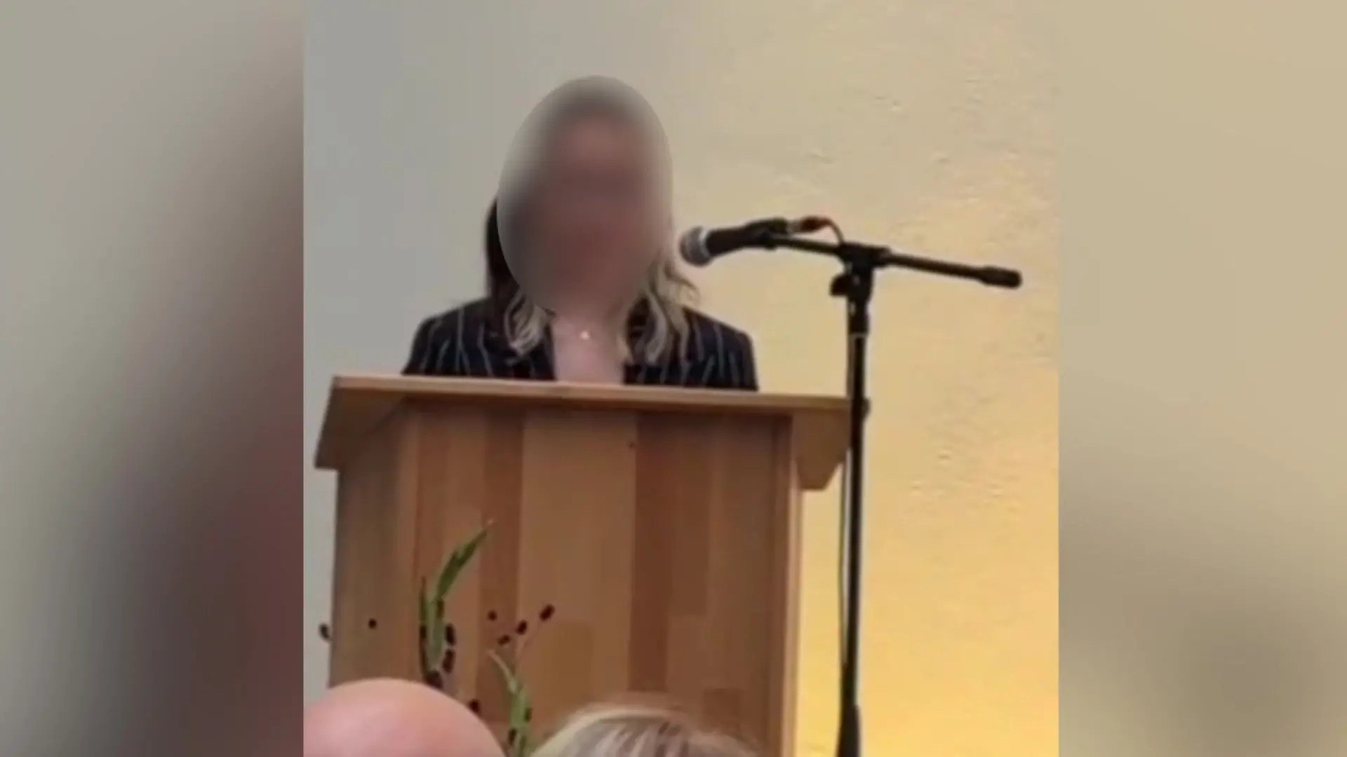 „Fickt euch!“ Abiturientin rechnet öffentlich mit ihrer Schule ab Diese Wutrede lässt das Netz nicht mehr los