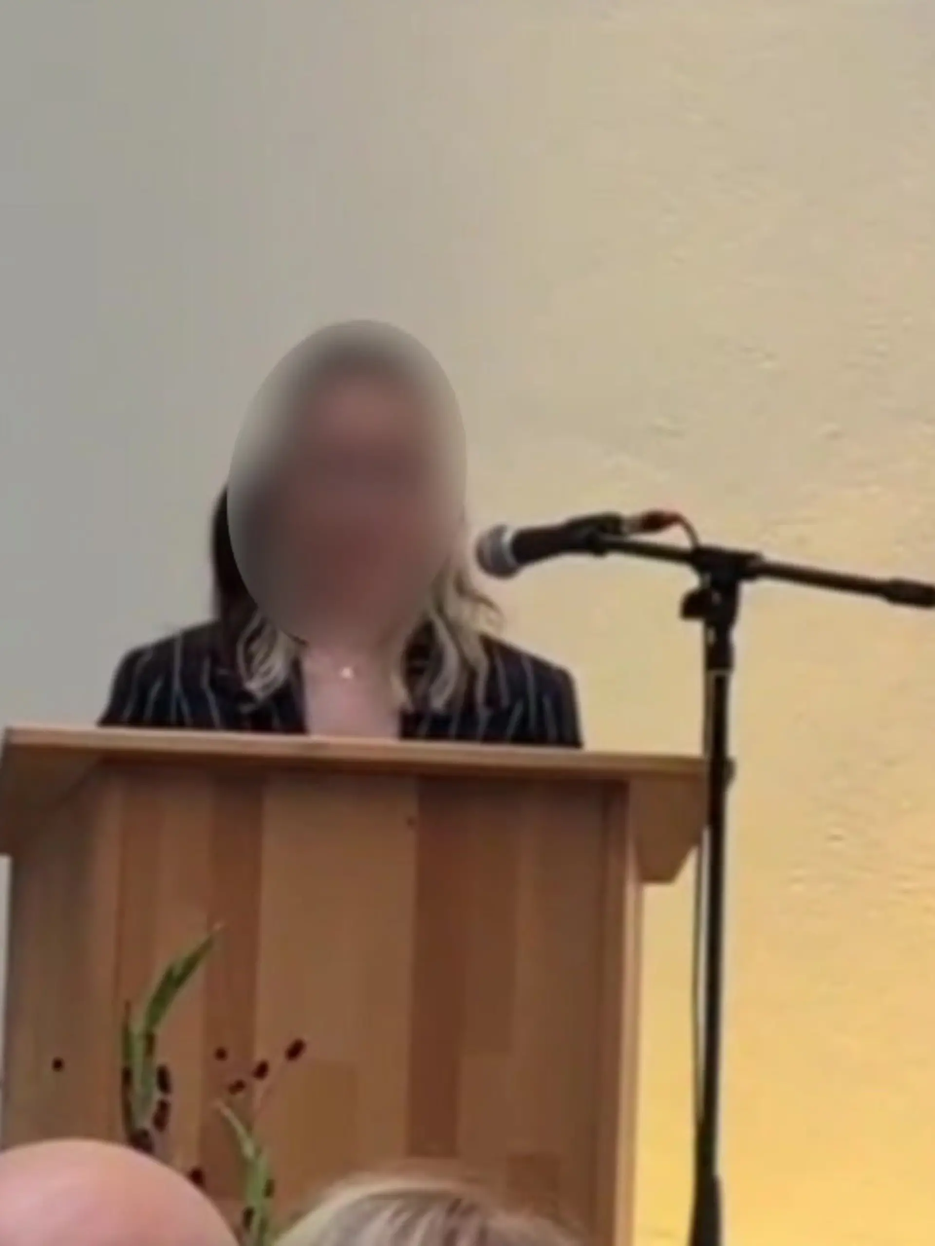 Bild zu: "„Fickt euch!“ Abiturientin sorgt mit Wut-Rede für Skandal"