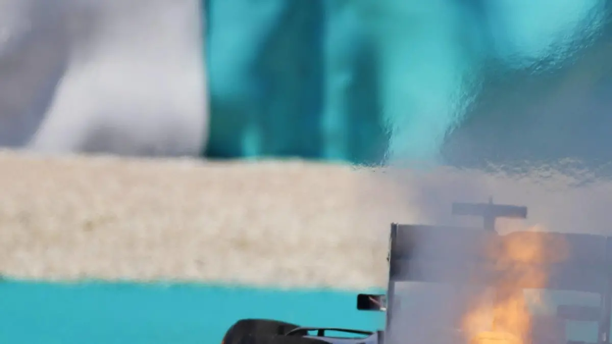 Formel 1, GP Malaysia, Hamilton fällt mit Motorschaden aus Sepang International Circuit, Sepang, Malaysia. Sunday 02 October 2016. An engine fire forces Lewis Hamilton, Mercedes F1 W07 Hybrid to retire from the race. World _SBB6728 PUBLICATIONxINxGERxSUIxAUTxHUNxONLY
Formula 1 GP Malaysia Hamilton falls with Engine damage out Sepang International Circuit Sepang Malaysia Sunday 02 October 2016 to Engine Fire Forces Lewis Hamilton Mercedes F1 W07 Hybrid to retire From The Race World PUBLICATIONxINxGERxSUIxAUTxHUNxONLY