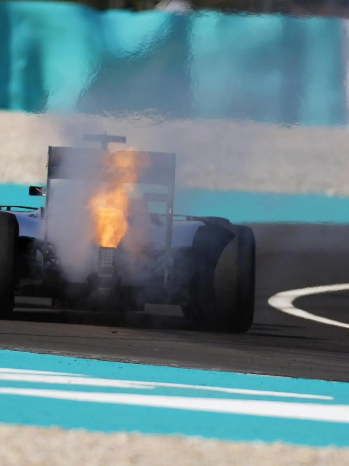 Formel 1, GP Malaysia, Hamilton fällt mit Motorschaden aus  Sepang International Circuit, Sepang, Malaysia. Sunday 02 October 2016. An engine fire forces Lewis Hamilton, Mercedes F1 W07 Hybrid to retire from the race. World _SBB6728 PUBLICATIONxINxGERxSUIxAUTxHUNxONLY

Formula 1 GP Malaysia Hamilton falls with Engine damage out Sepang International Circuit Sepang Malaysia Sunday 02 October 2016 to Engine Fire Forces Lewis Hamilton Mercedes F1 W07 Hybrid to retire From The Race World  PUBLICATIONxINxGERxSUIxAUTxHUNxONLY  