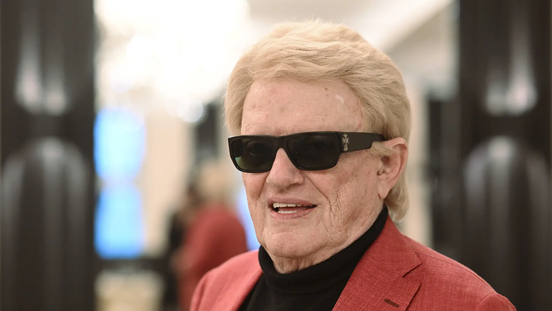 Heino schleppt sich mit Orthesenschuh auf die Bühne.