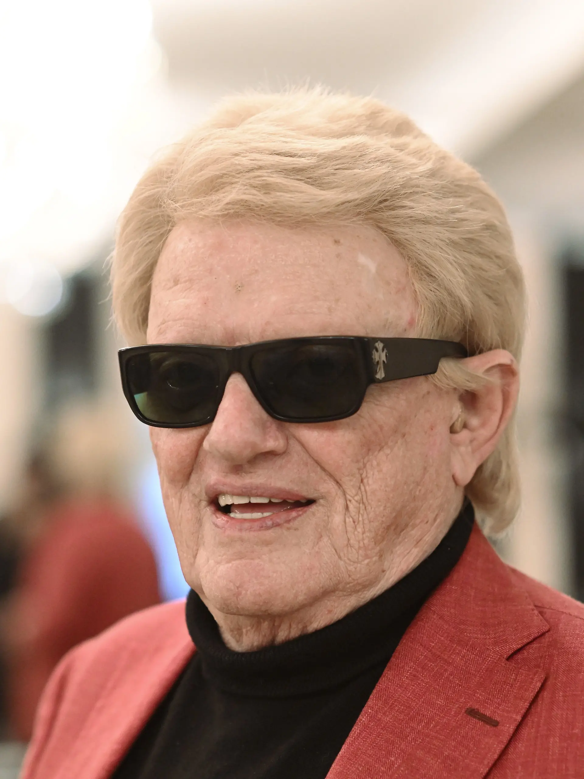 Heino schleppt sich mit Orthesenschuh auf die Bühne.