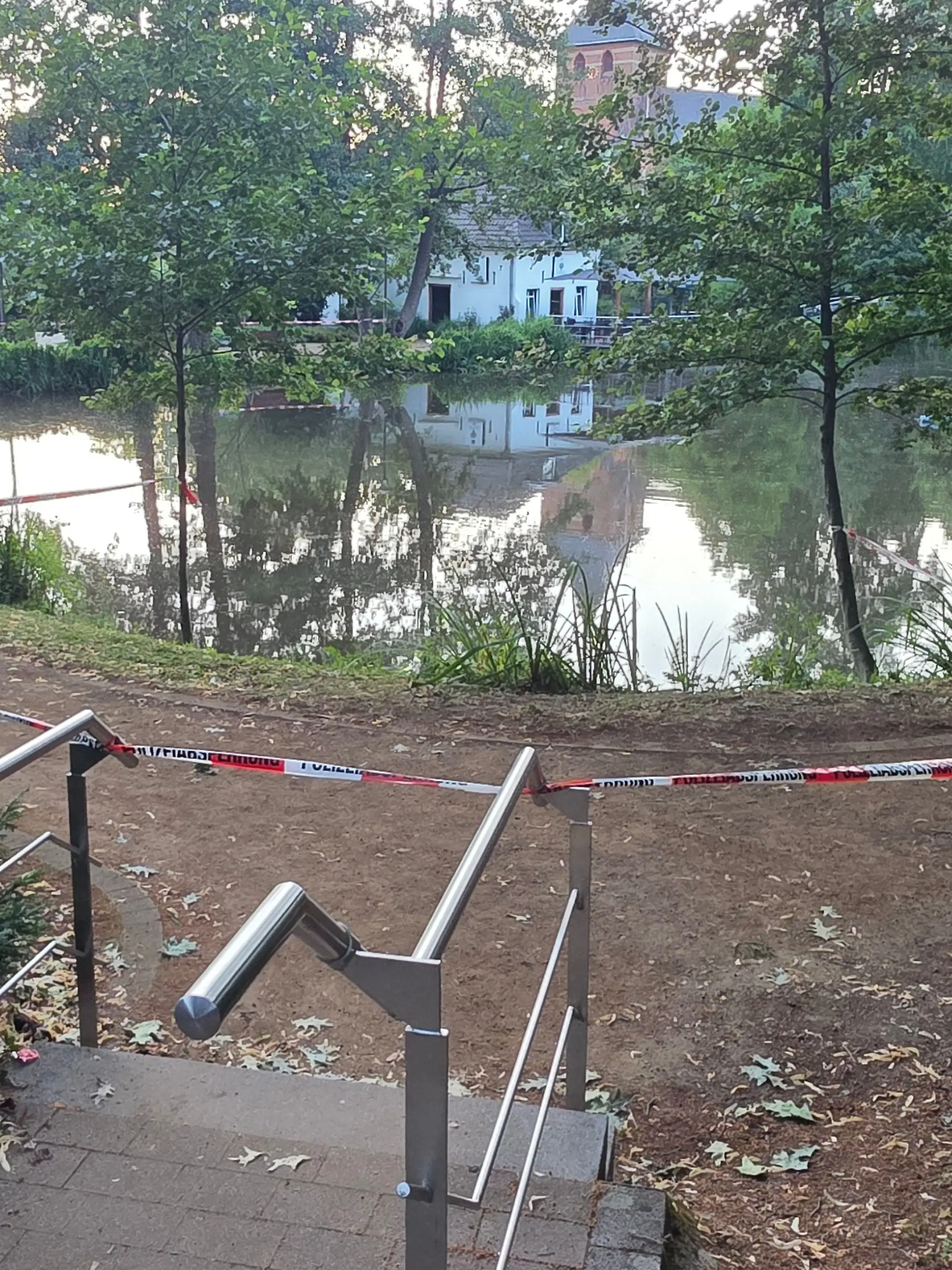 Bild zu: "Mädchen (†2) ertrinkt nach Sturz in Weiher"