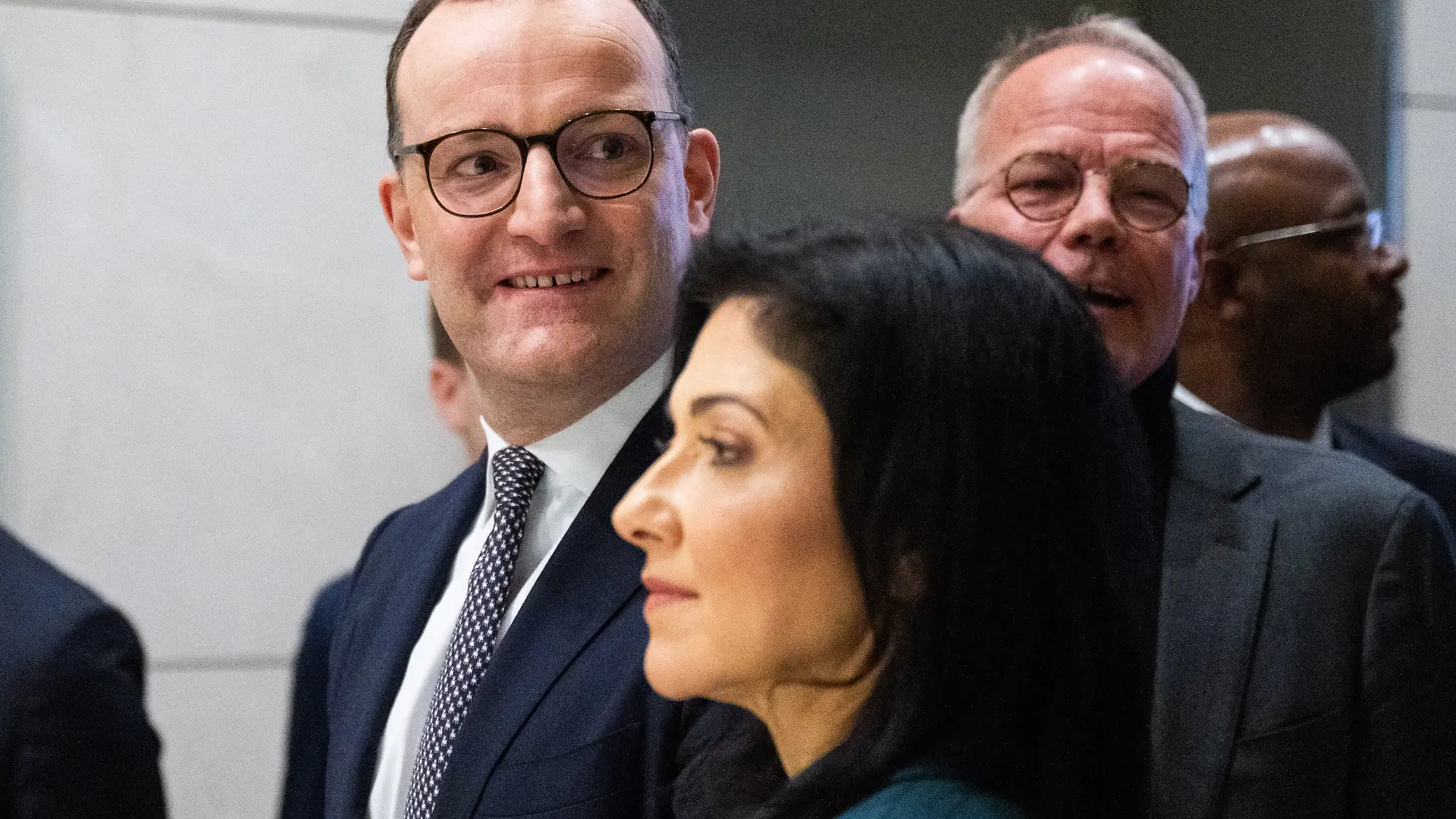 Jens Spahn (l-r), Vorsitzender der Unions-Fraktion im Bundestag, Katherina Reiche (CDU), Bundesministerin für Wirtschaft und Energie, und Matthias Miersch, Fraktionsvorsitzender der SPD, gehen nach einem Pressestatement zum Gebäudeenergiegesetz im Bundestag.