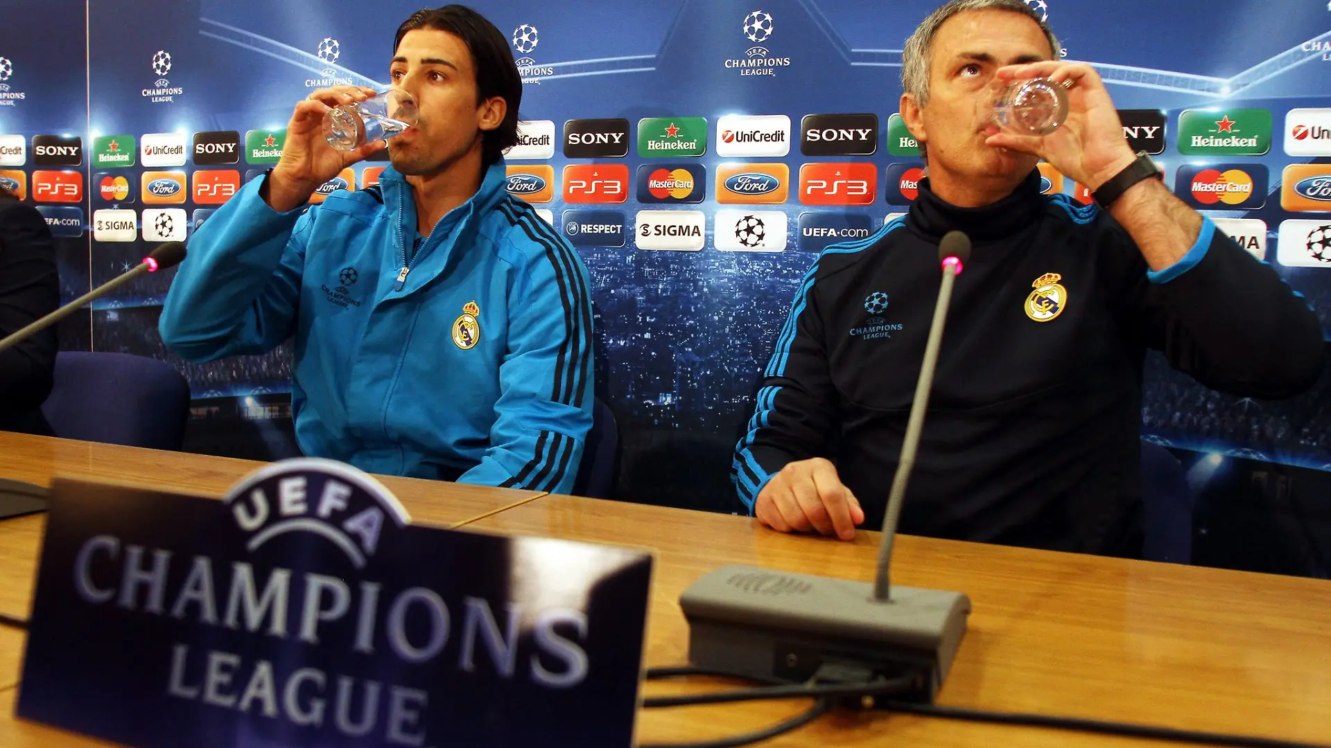 Nach fast eineinhalb Jahrzehnten wieder bei Real vereint: Sami Khedira (links) und Coach José Mourinho. (Archivbild)