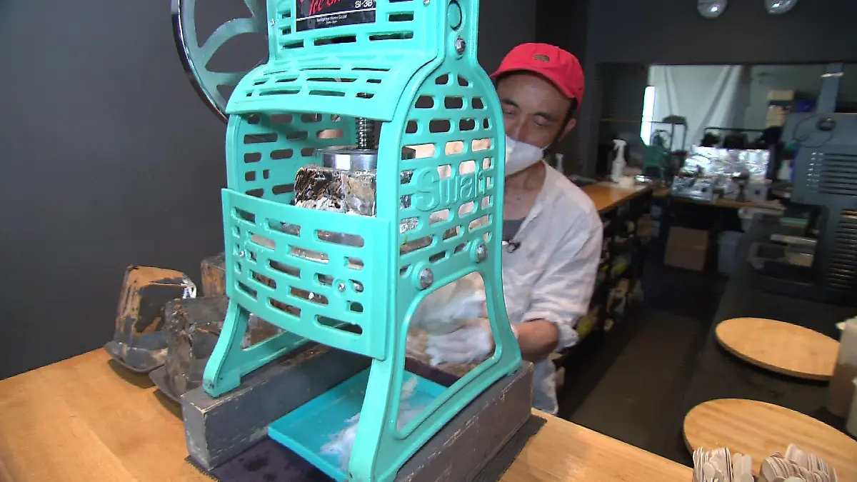 Aus einem Eisblock, werden dann in echter Handarbeit acht große Kakigoris.