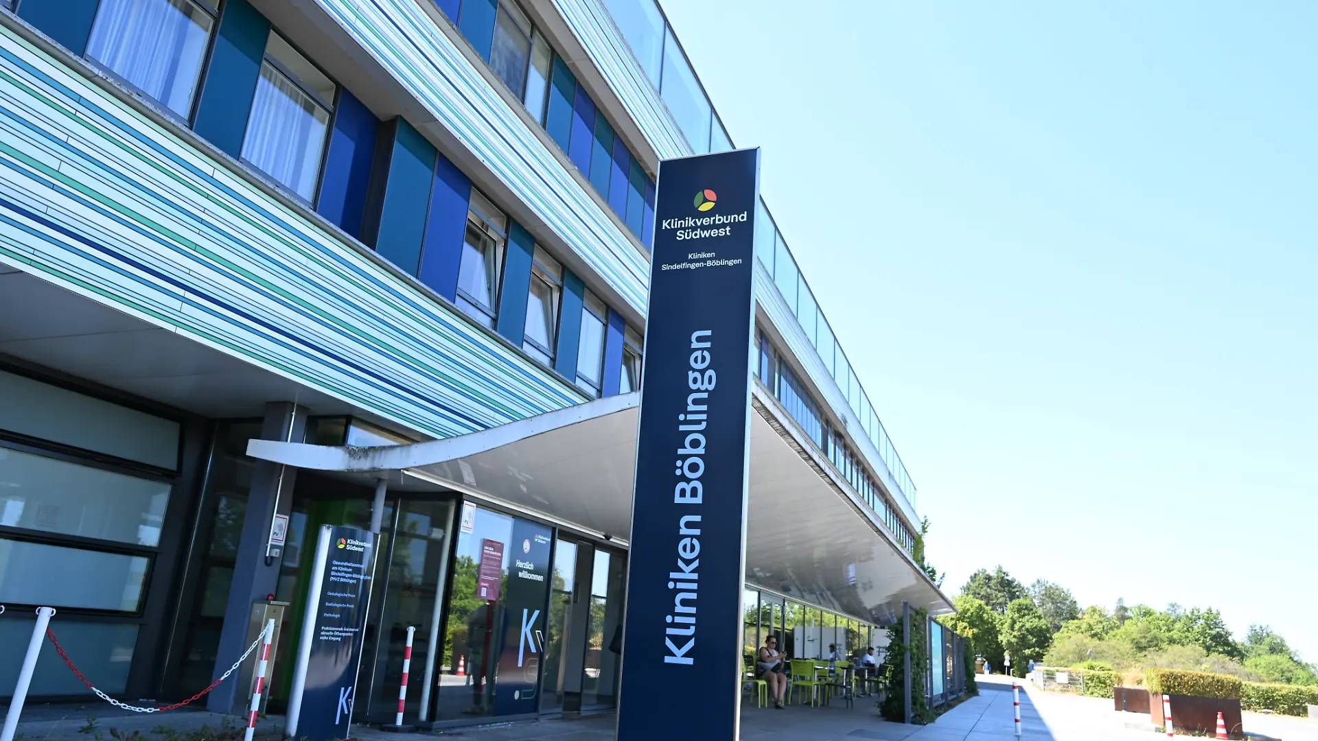 Der Eingang zum Krankenhaus in Böblingen. Die Leiche eines Babys ist aus dem Krankenhaus in Böblingen nahe Stuttgart verschwunden und später in einer Wäscherei wieder aufgefunden worden. Einem Polizeisprecher zufolge war das Frühgeborene mit einem Gewicht von unter einem Kilogramm in der Klinik auf die Welt gekommen und dann verstorben. +++ dpa-Bildfunk +++