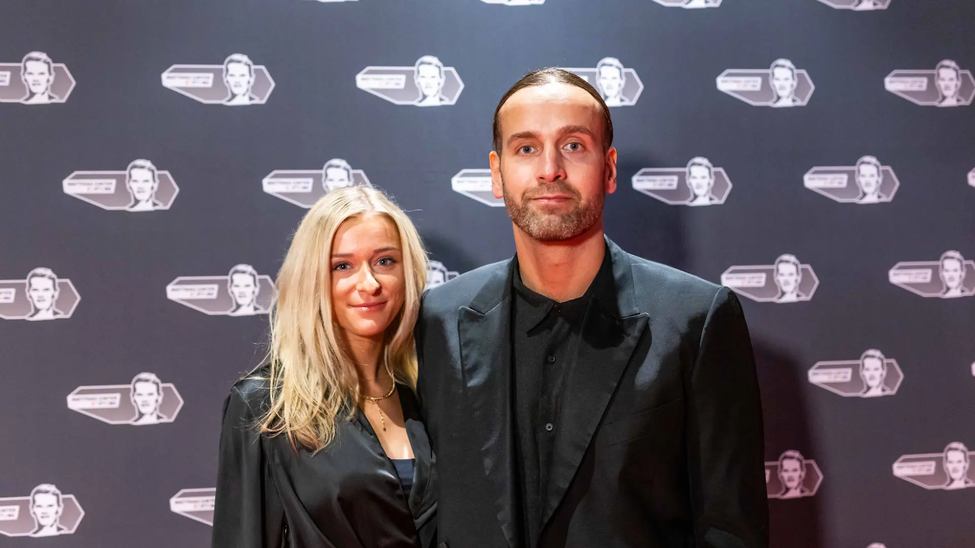 Antonia Alberding und der Handballspieler Silvio Heinevetter stehen im Vorfeld einer Spendengala der Matthias-Ginter-Stiftung im Europa-Park-Stadion des SC (Sportclub) Freiburg. Die Stiftung des Profifußballers wurde im März 2018 ins Leben gerufen. Sie unterstützt nach eigenen Angaben geistig, körperlich und sozial benachteiligte Kinder und Jugendliche im Raum Freiburg. +++ dpa-Bildfunk +++